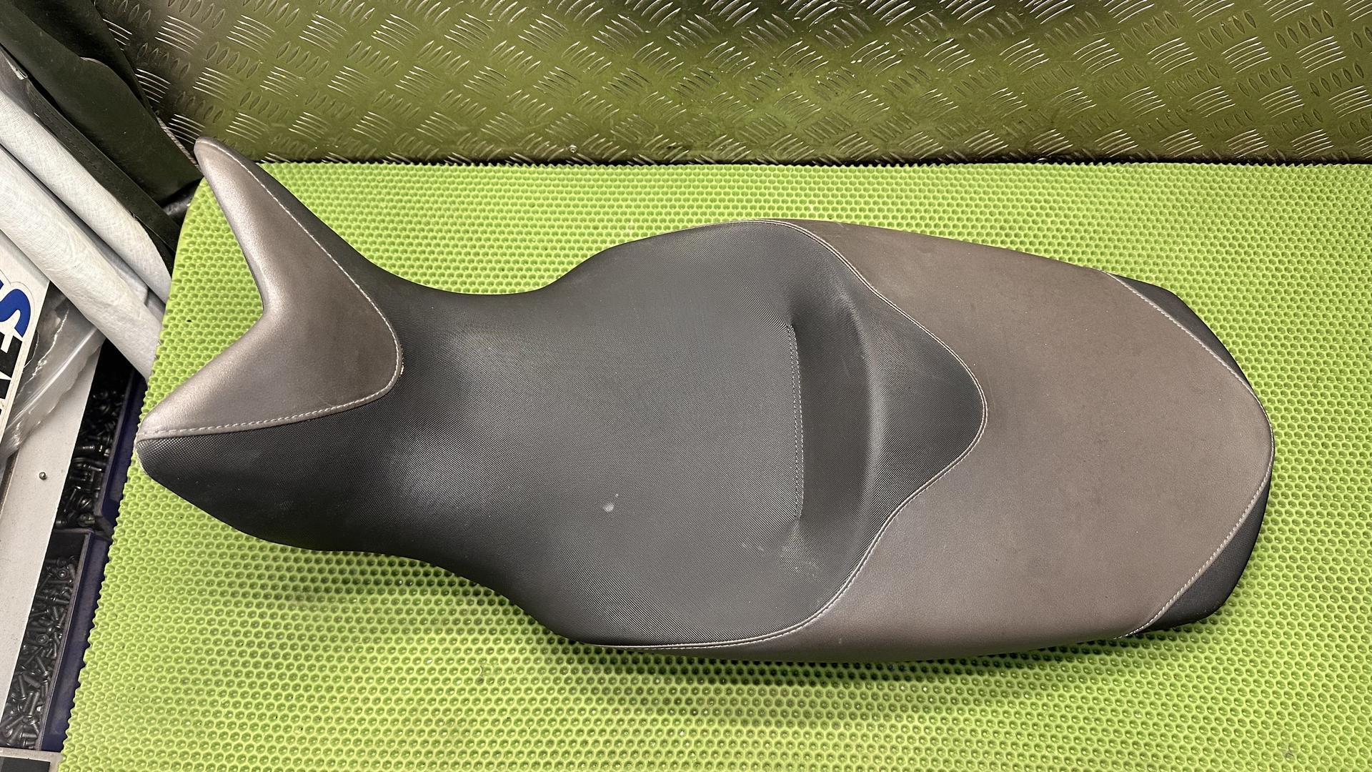 Сиденье GREY/BLACK F700/800GS 52538554382