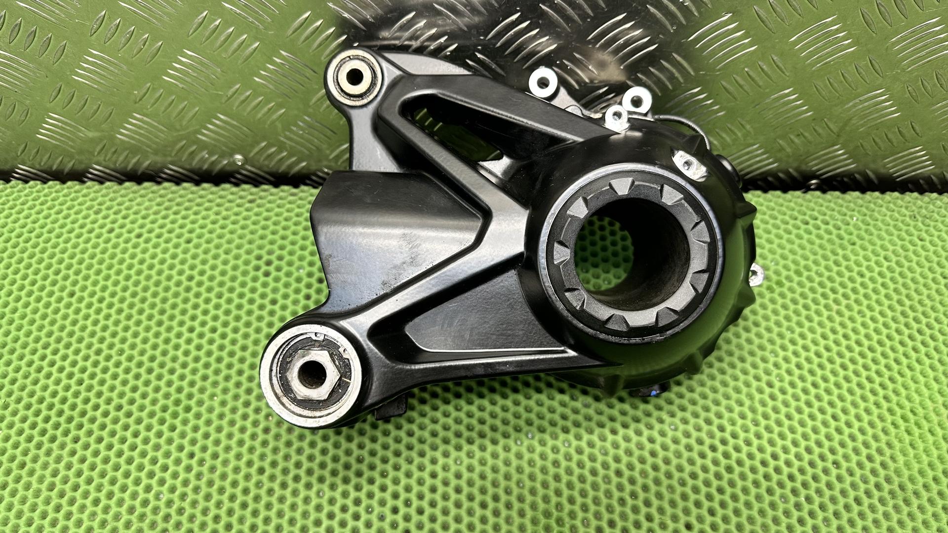 Угловой редуктор черный 33748394282