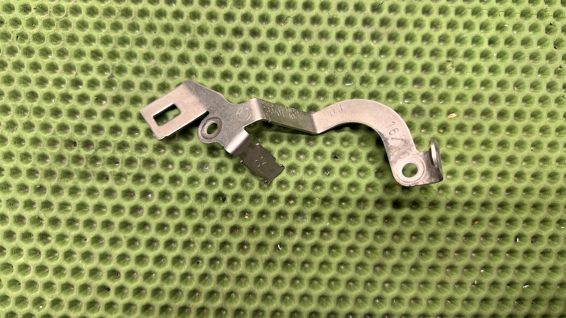 Крепежная пластина накладки П 12137711052