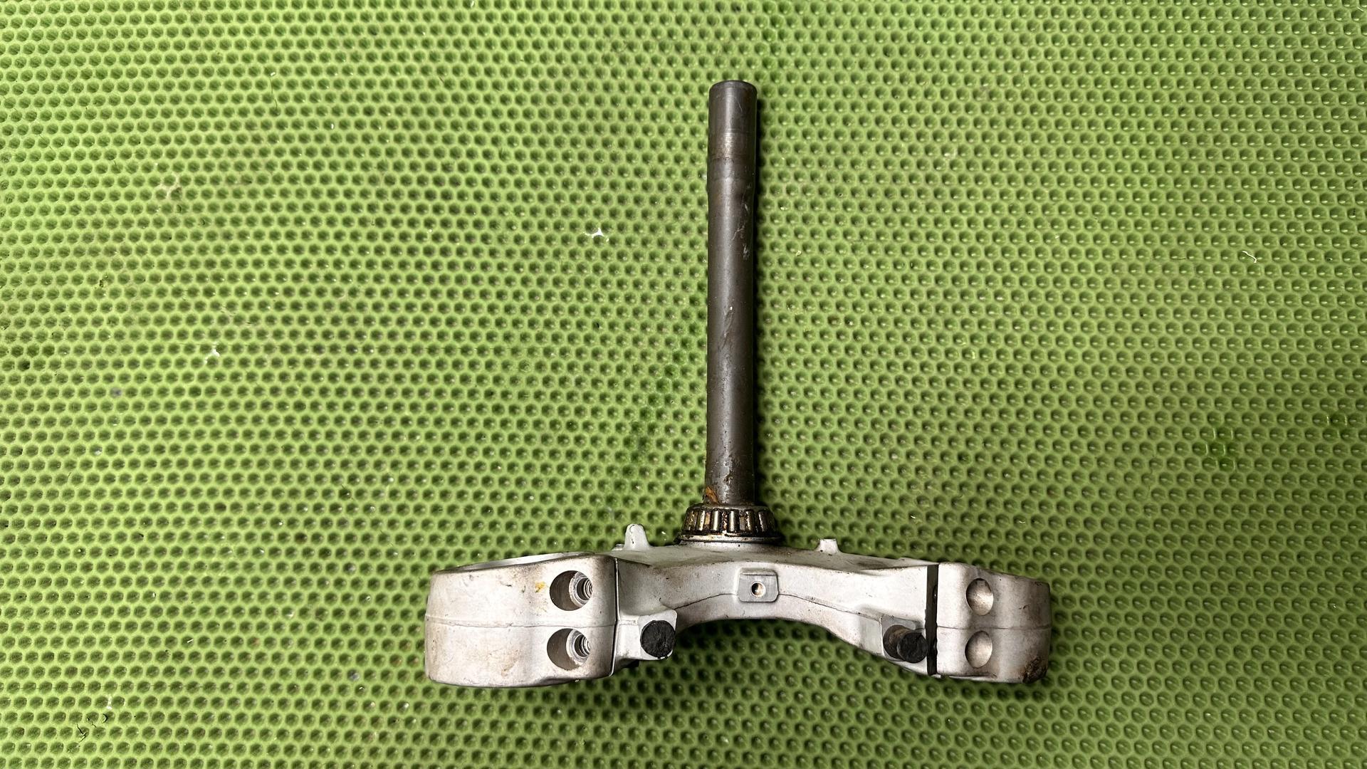 Траверса нижняя F800R рест. (с 2015 г.) 31428546828