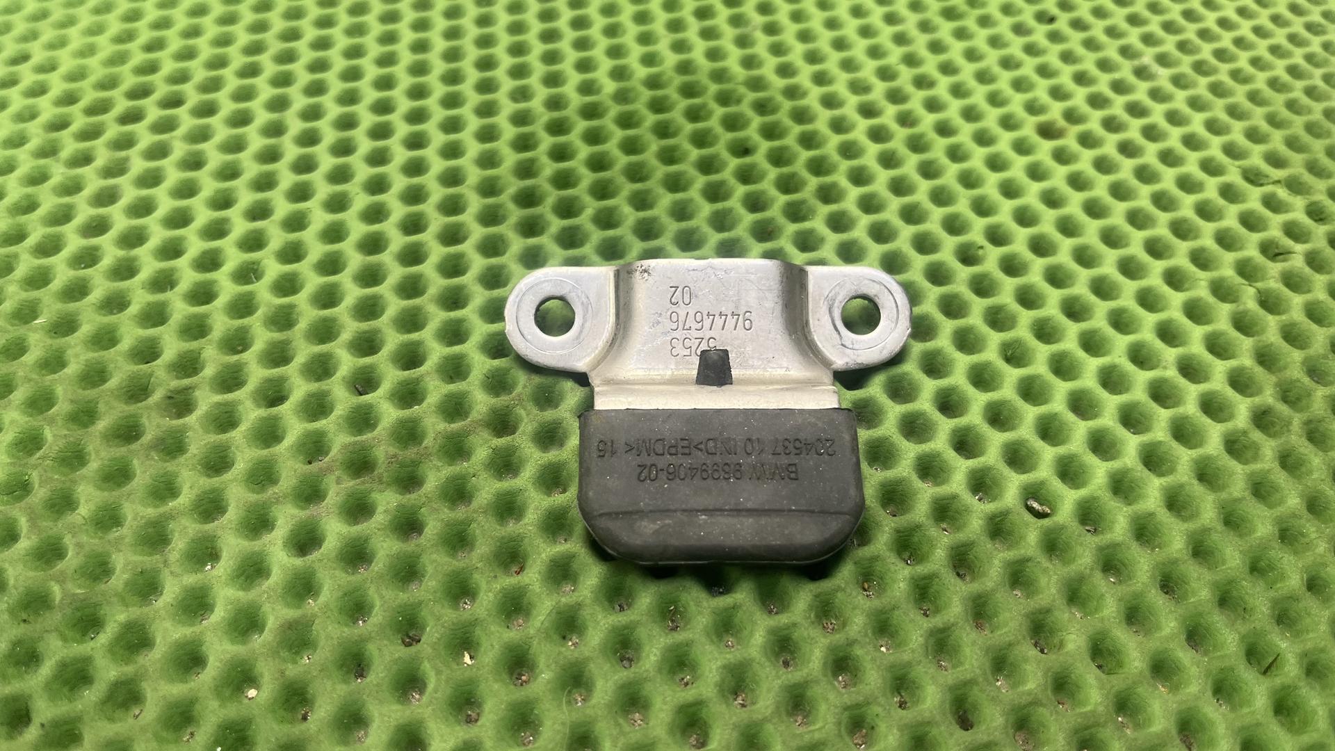 Опорный кронштейн водительского сиденья R18 52539444676
