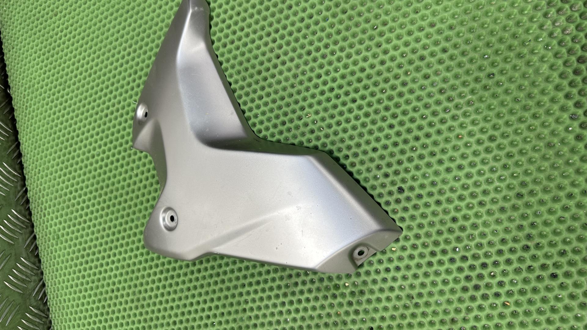 Накладка радиатора "Style" правая 46638556654