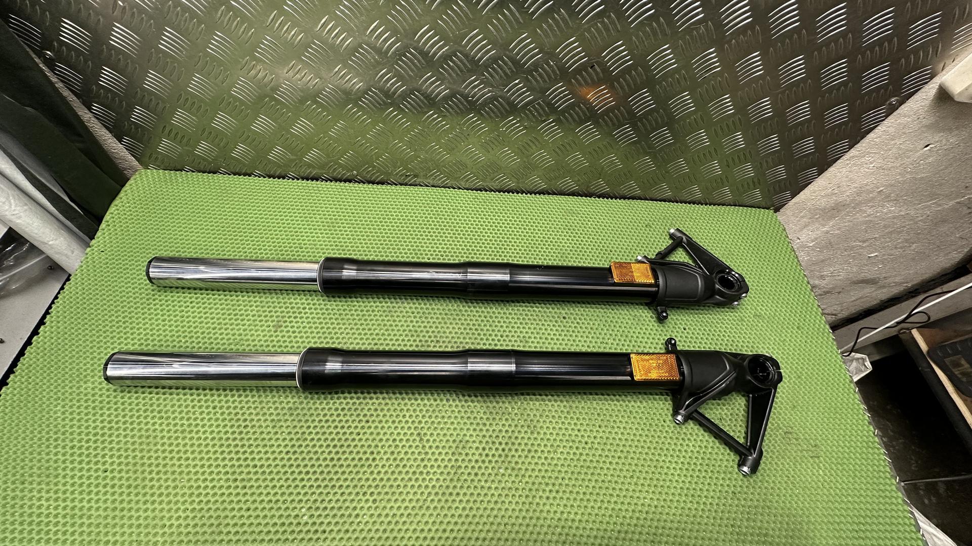 Вилка в сборе R1300 GS/GSA черная 