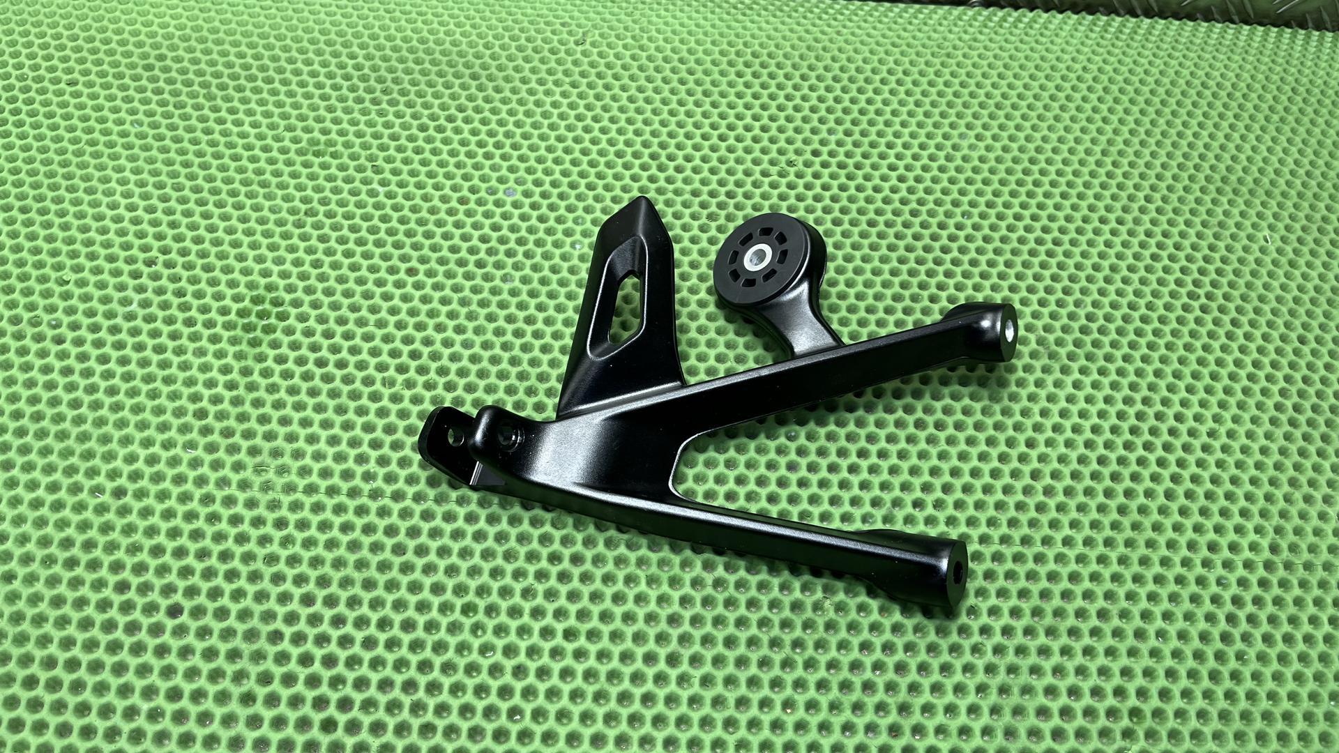 Кронштейн подножки пассажира правый R1300GS KA1 46717923218