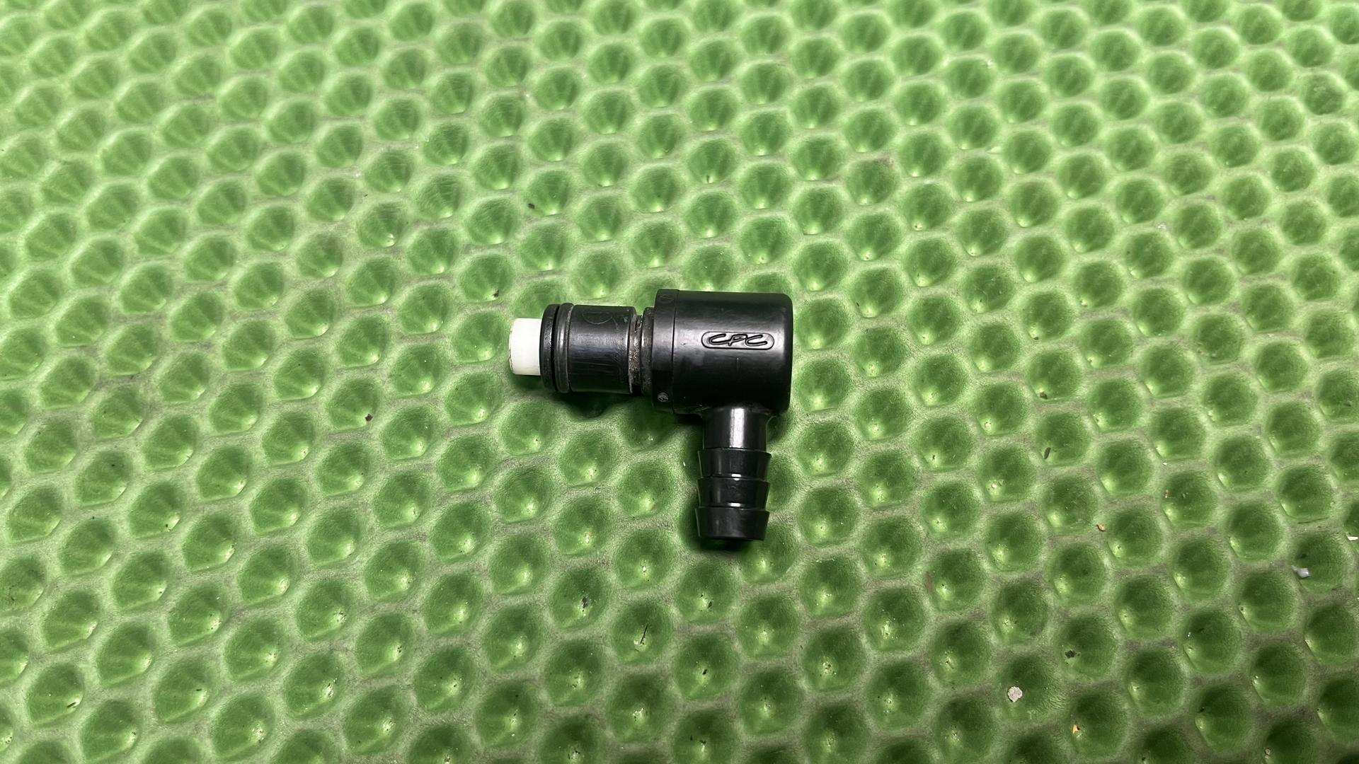 Угловой штуцер (черный) 13537674765