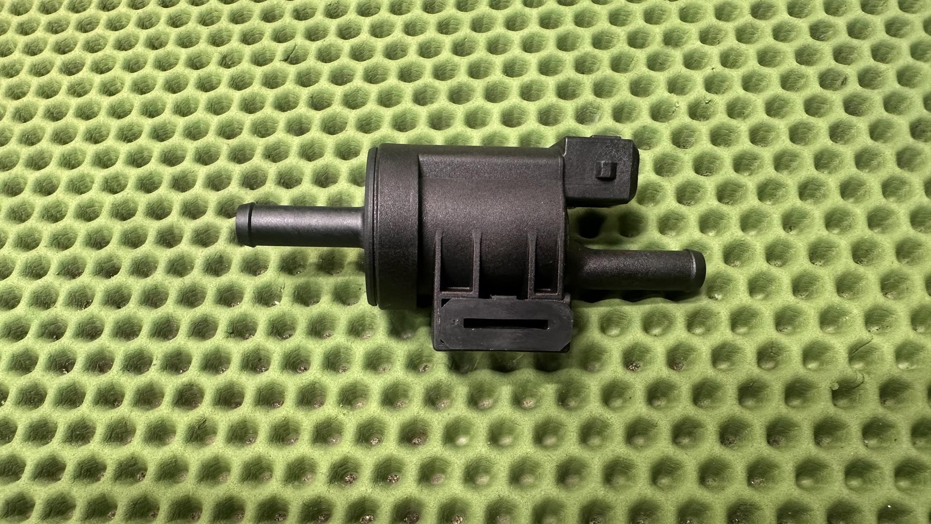 Клапан вентиляции топливного бака 16138567224