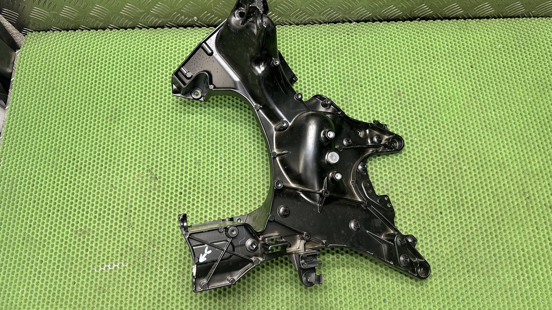 Передний кронштейн Л 46637709517