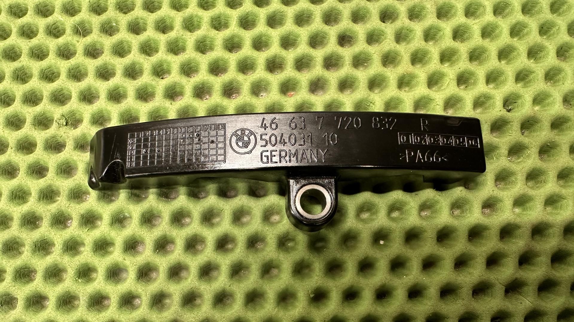 Опорный элемент ГБЦ правый 11337720832