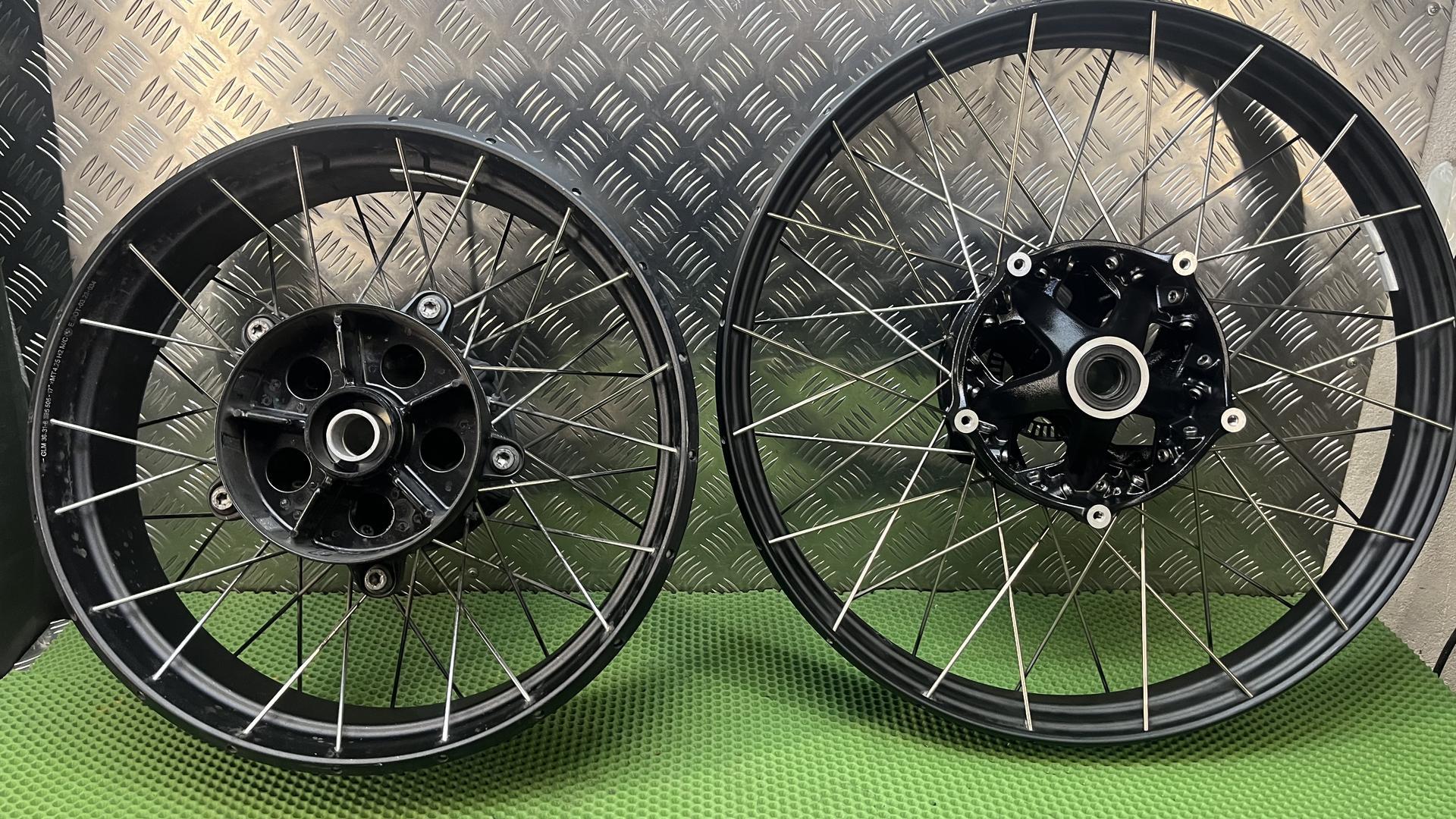 Комплект колес спицованных  черные k81-k82 