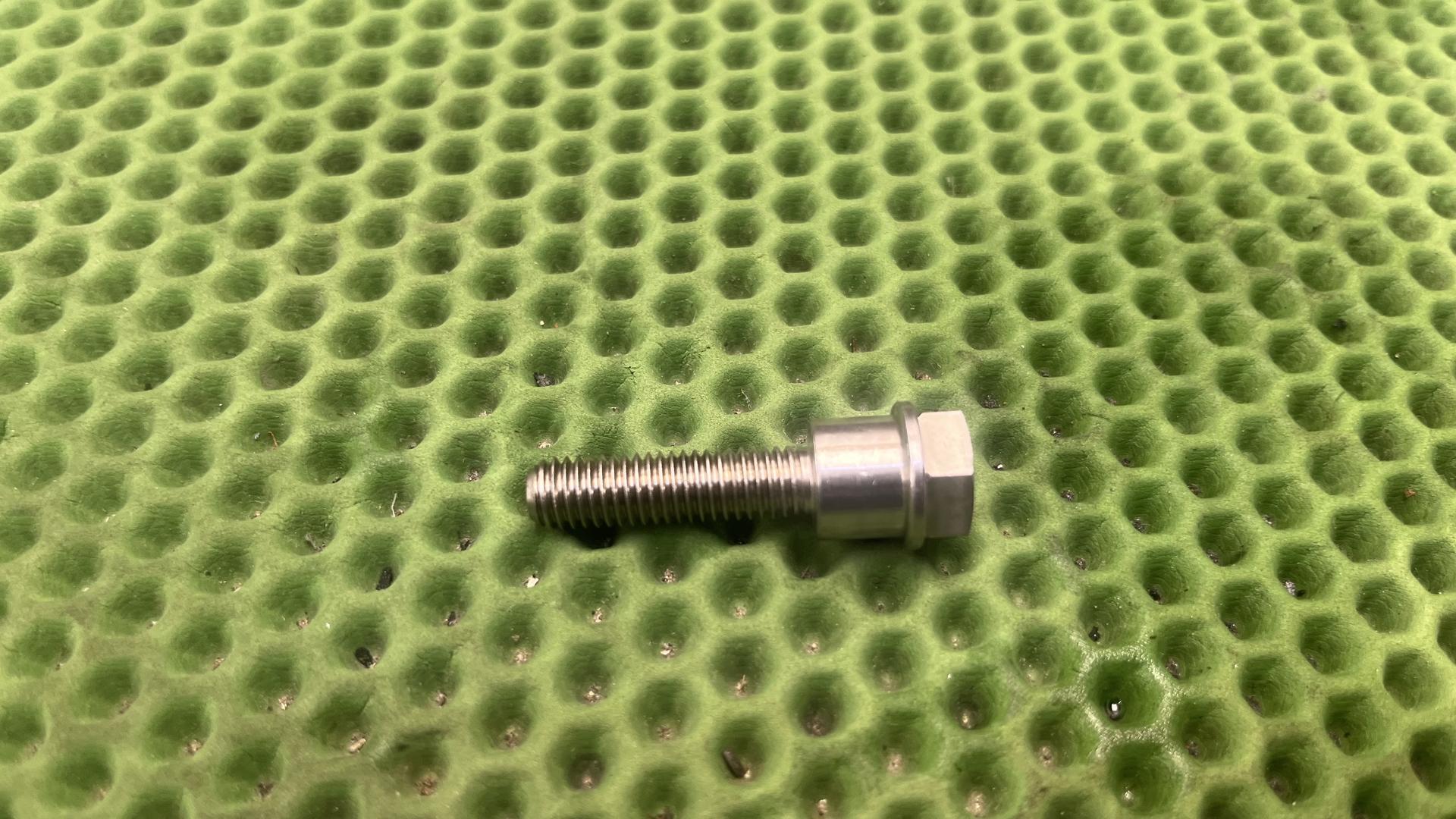 Винт крепления кредла навигатора M8x30 H=16mm 32717652161