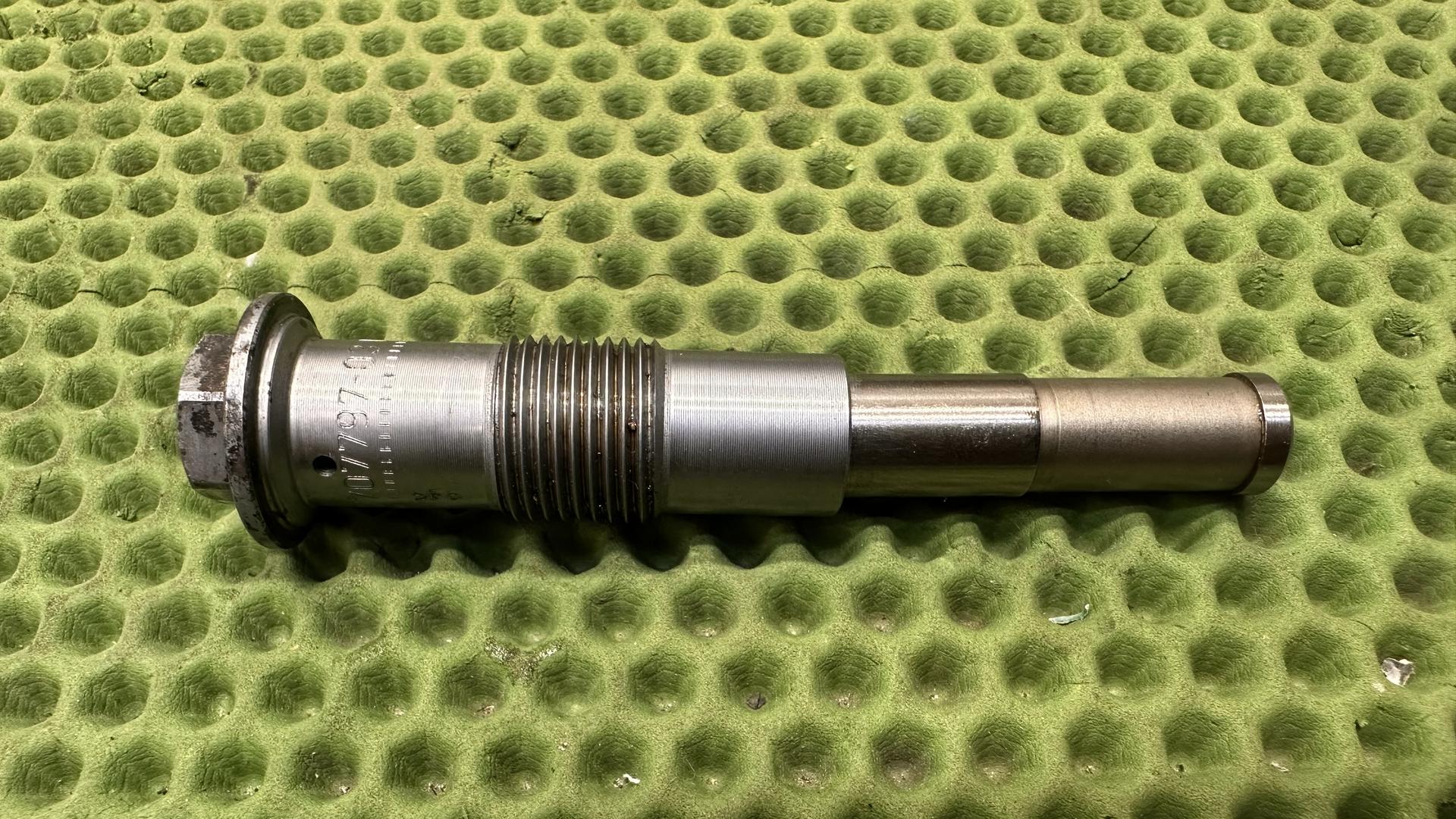 Натяжитель цепи левый 11317707797