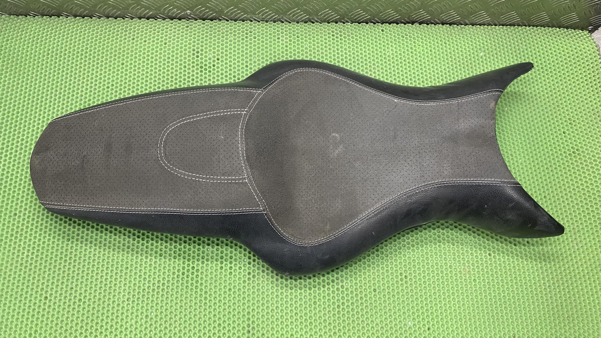 Сиденье 52537686625