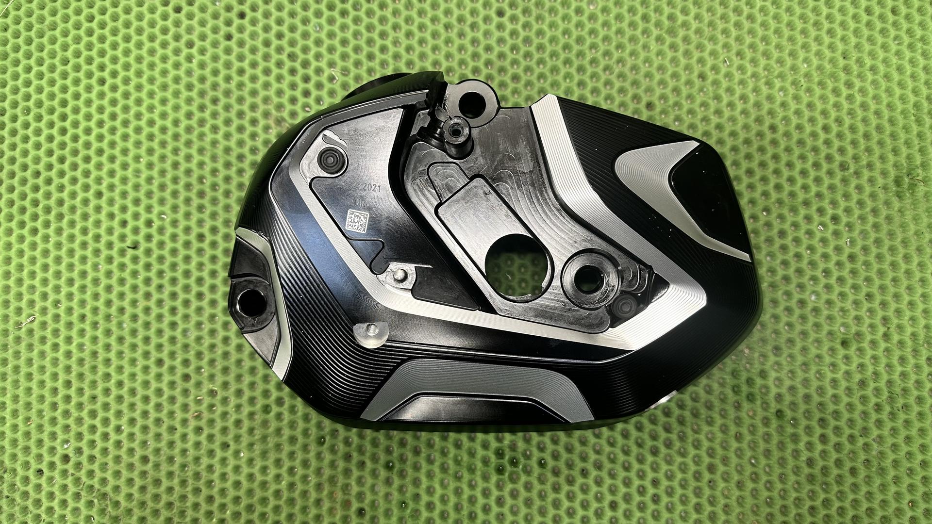 Клапанная крышка правая фрезер. Option 719 R1250xx 77128405480