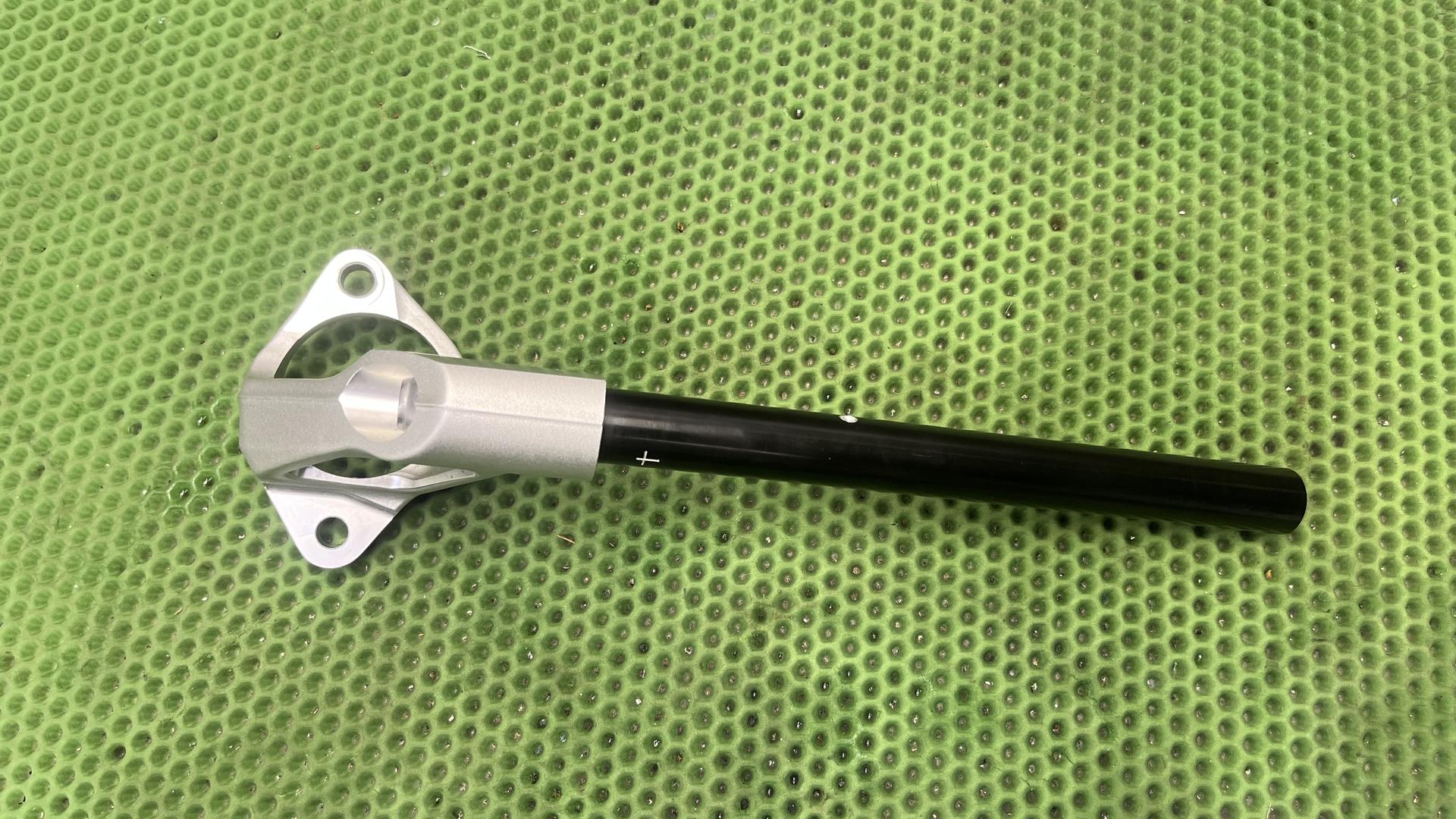 Правый рулевой клипон R1300RS KA5 32715a738a6