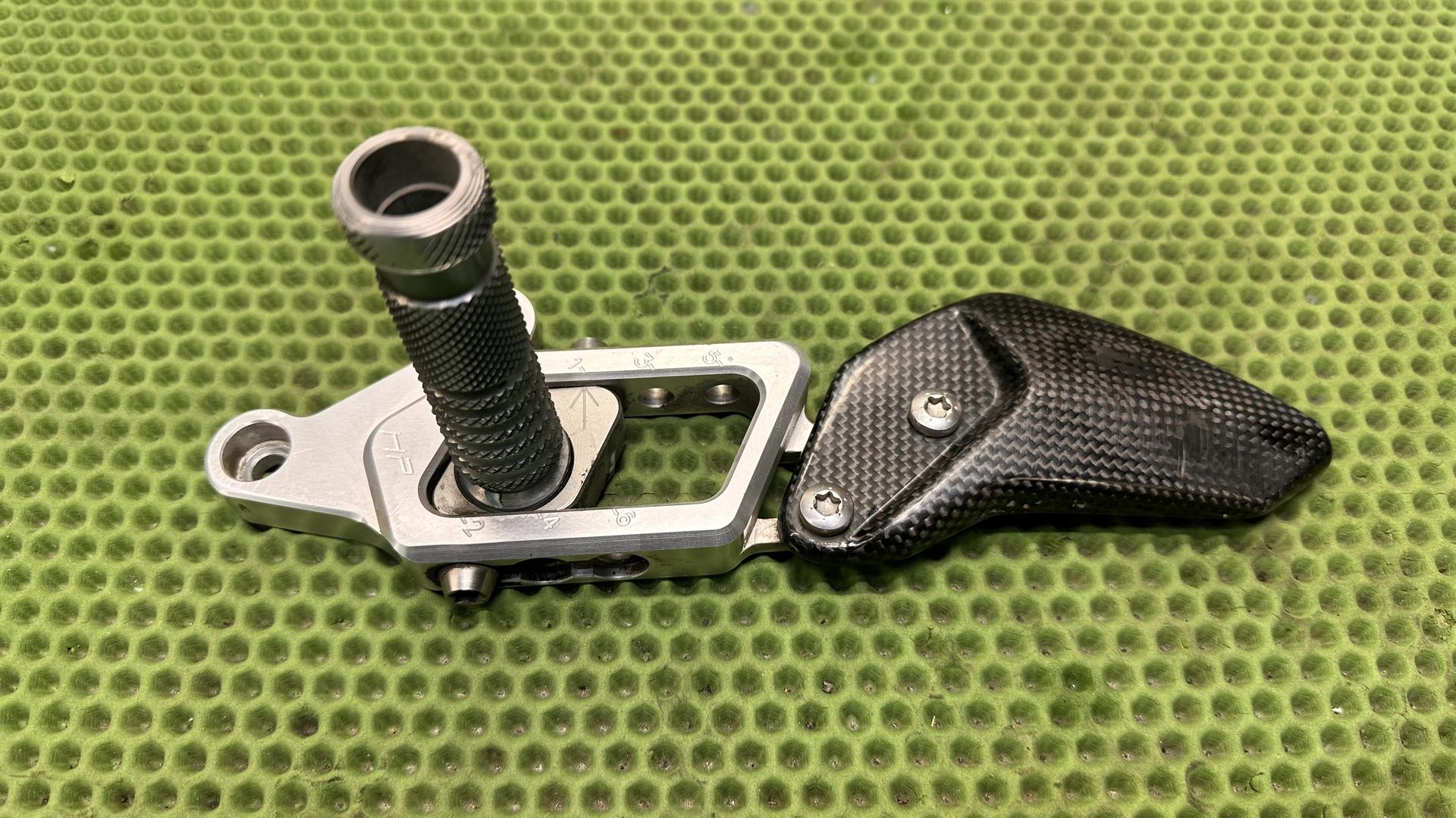 Кронштейн левой подножки водителя HP фрезер. K1300R/S 71607714633