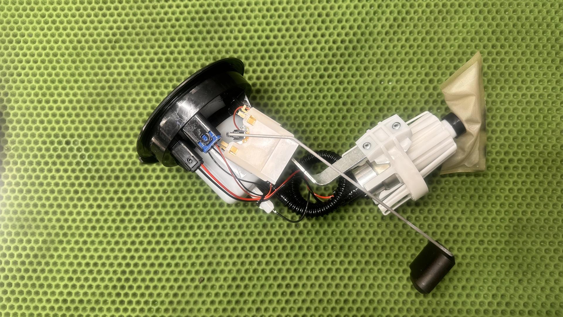 Узел топливного насоса 16148393577