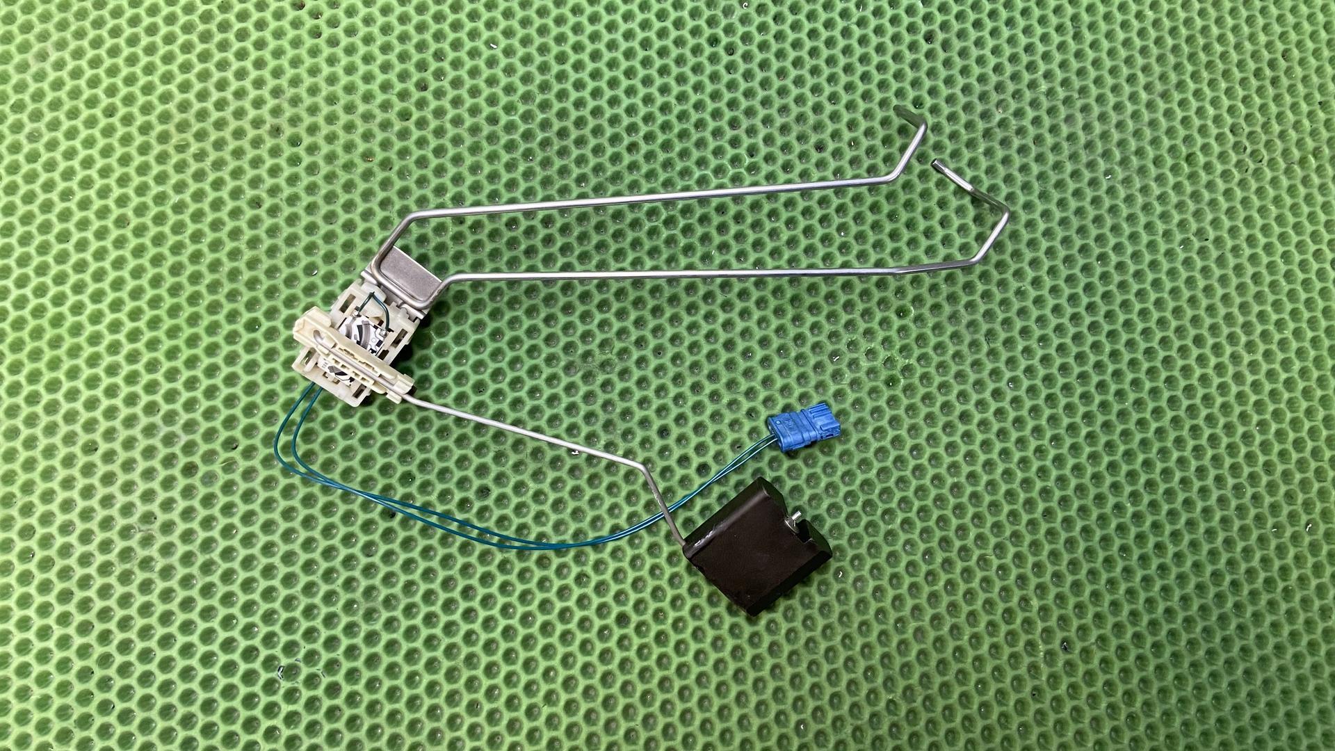 Датчик уровня топлива (рычажный) 16148554067