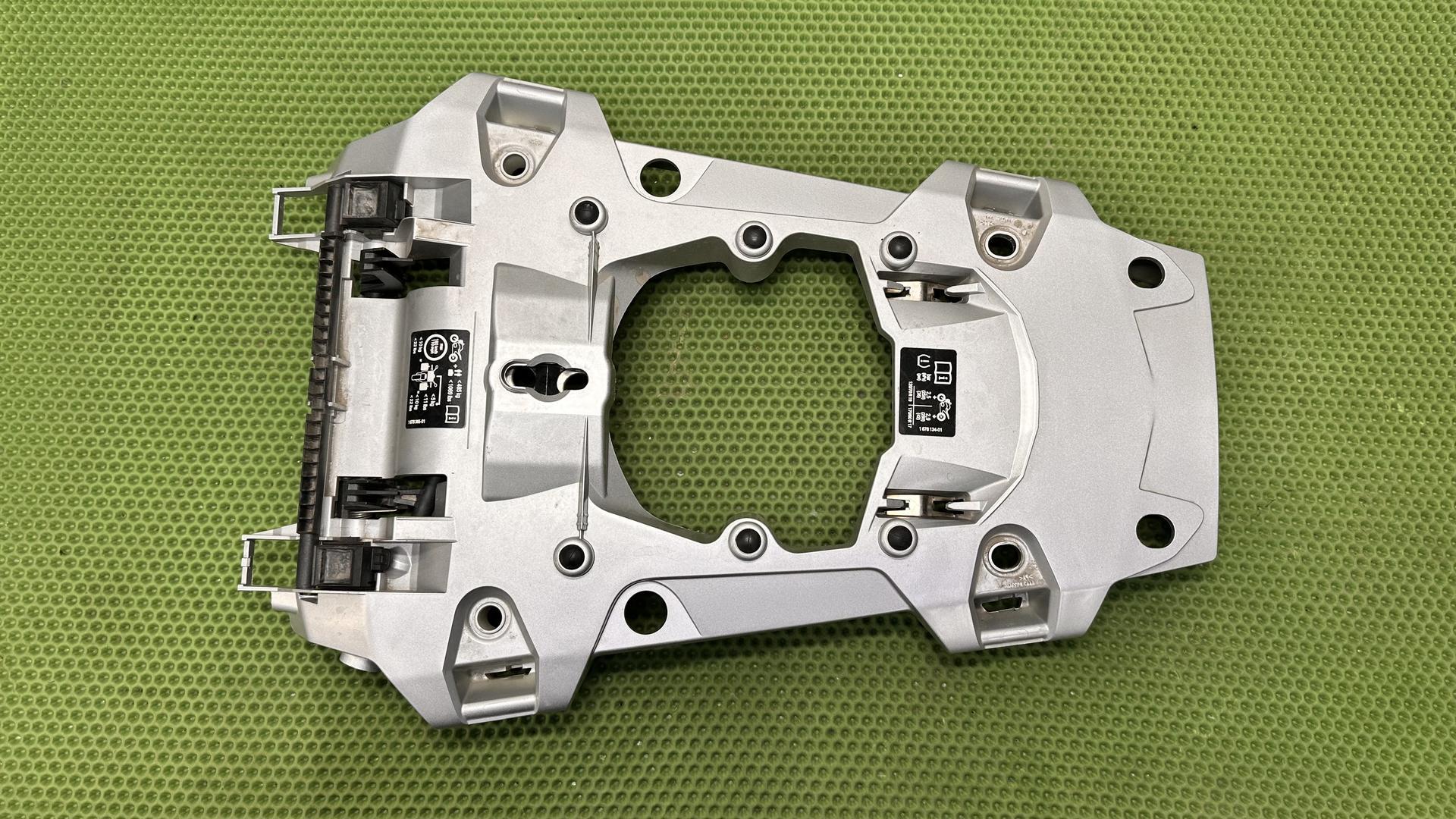 Деталь заднего кронштейна 46628536970