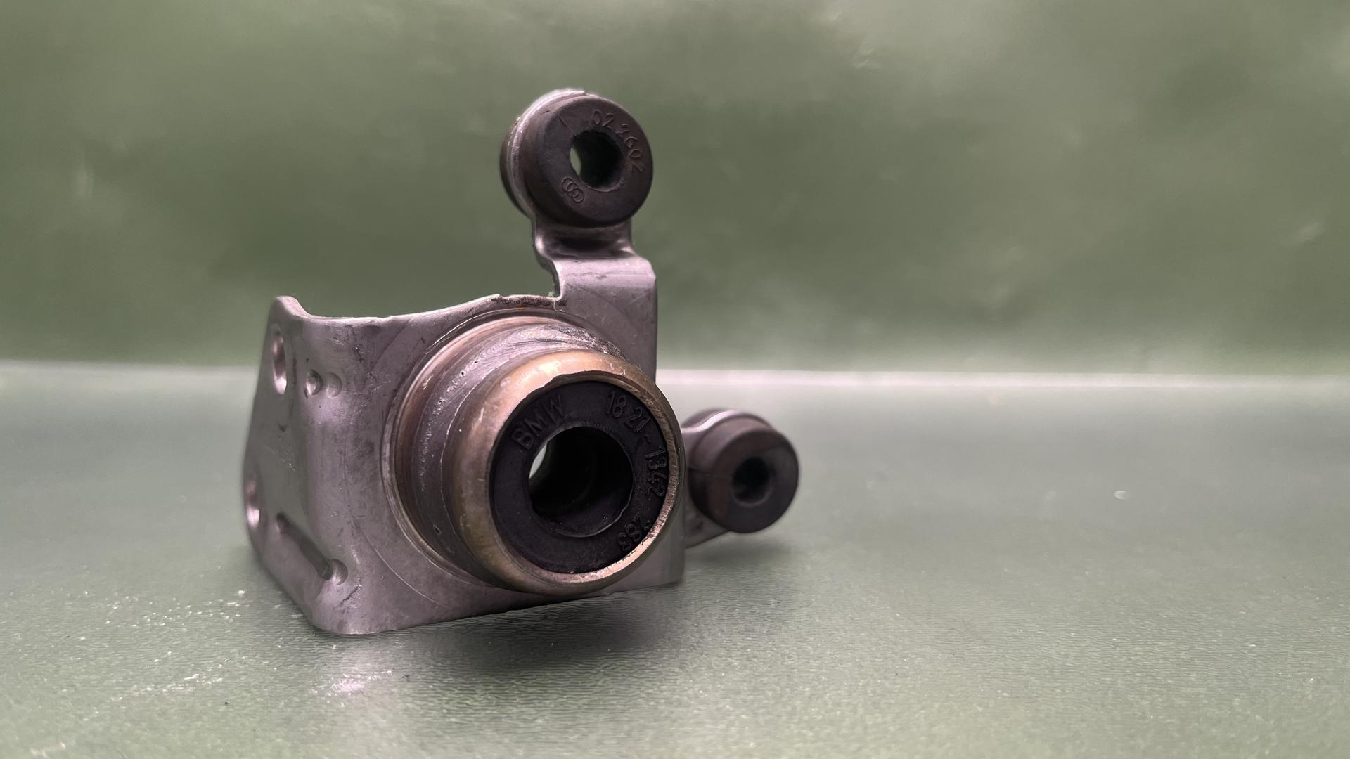 Кронштейн выпускного коллектора 18518560428