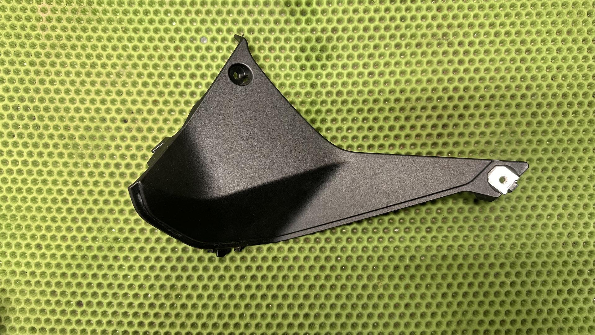 Накладка облицовки передка левая R1250RS K54 (с 2023 г.) 46637105869