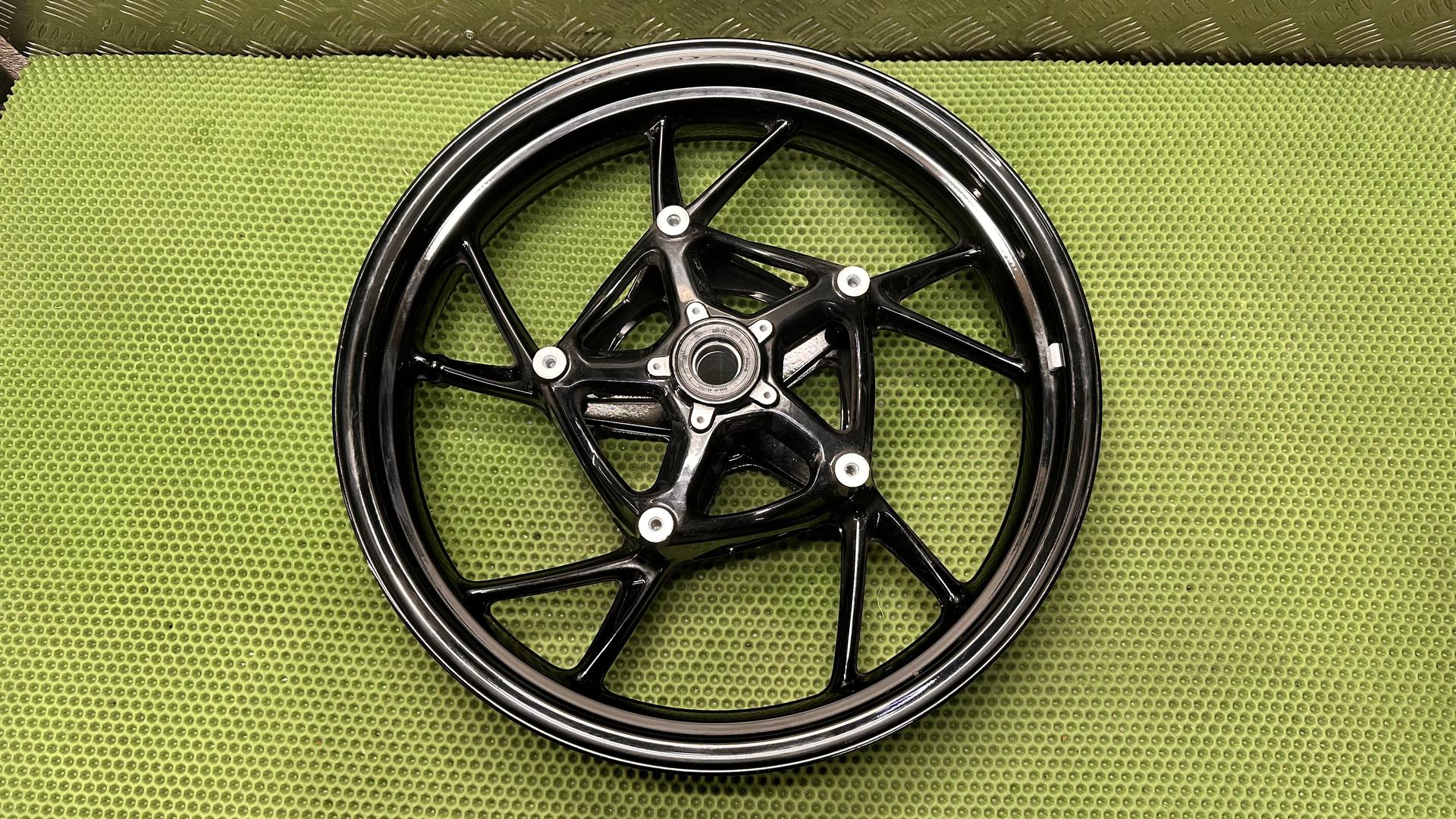 Литой диск черный передний 36318550395