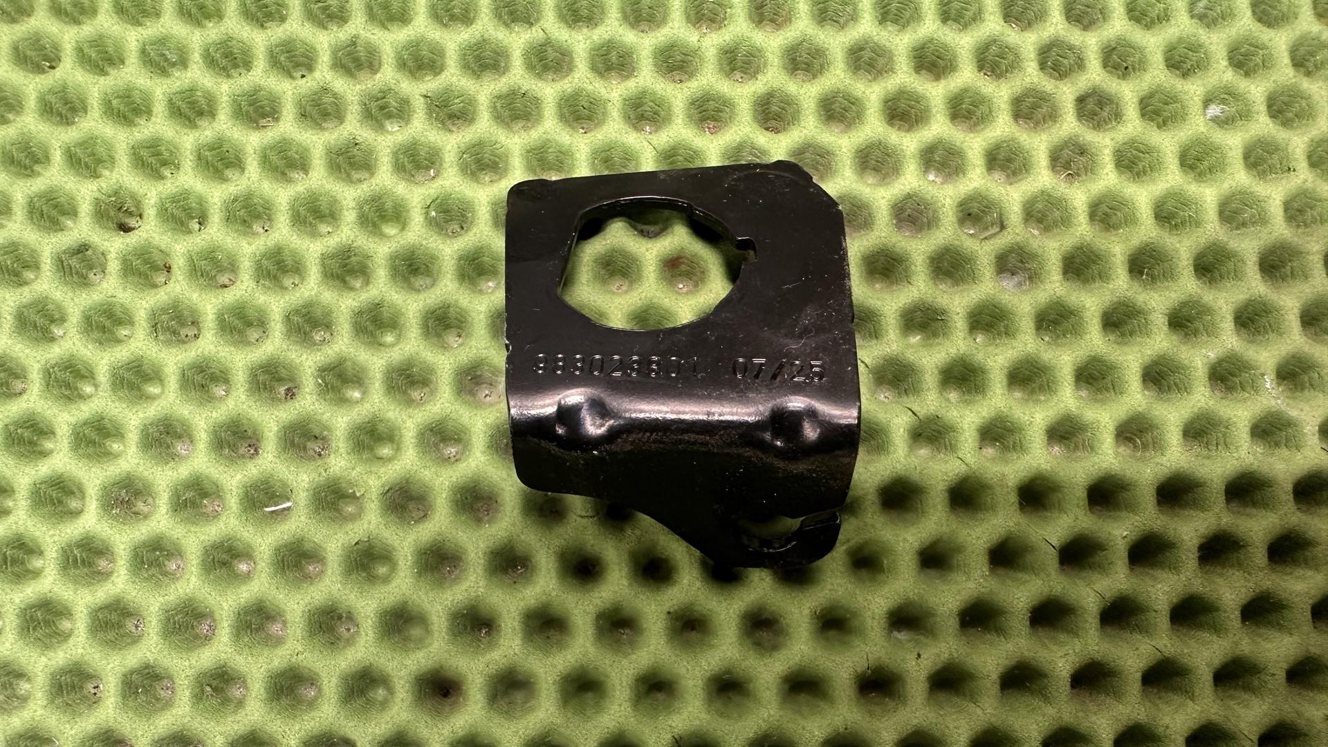 Кронштейн замка сидения R1300GS/R/RS KA1/4/5 51259830238