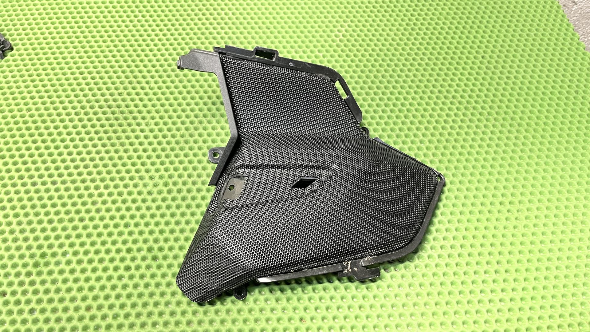 Накладка динамика правая K1600GT/GTL/B рест. (с 2022 г.) 46637923474