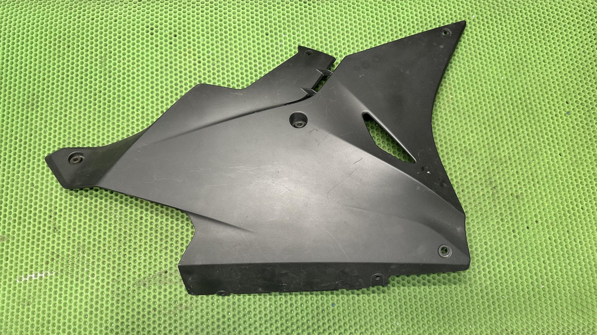 Спойлер двигателя правый S1000RR (15-17) K46 46638563660