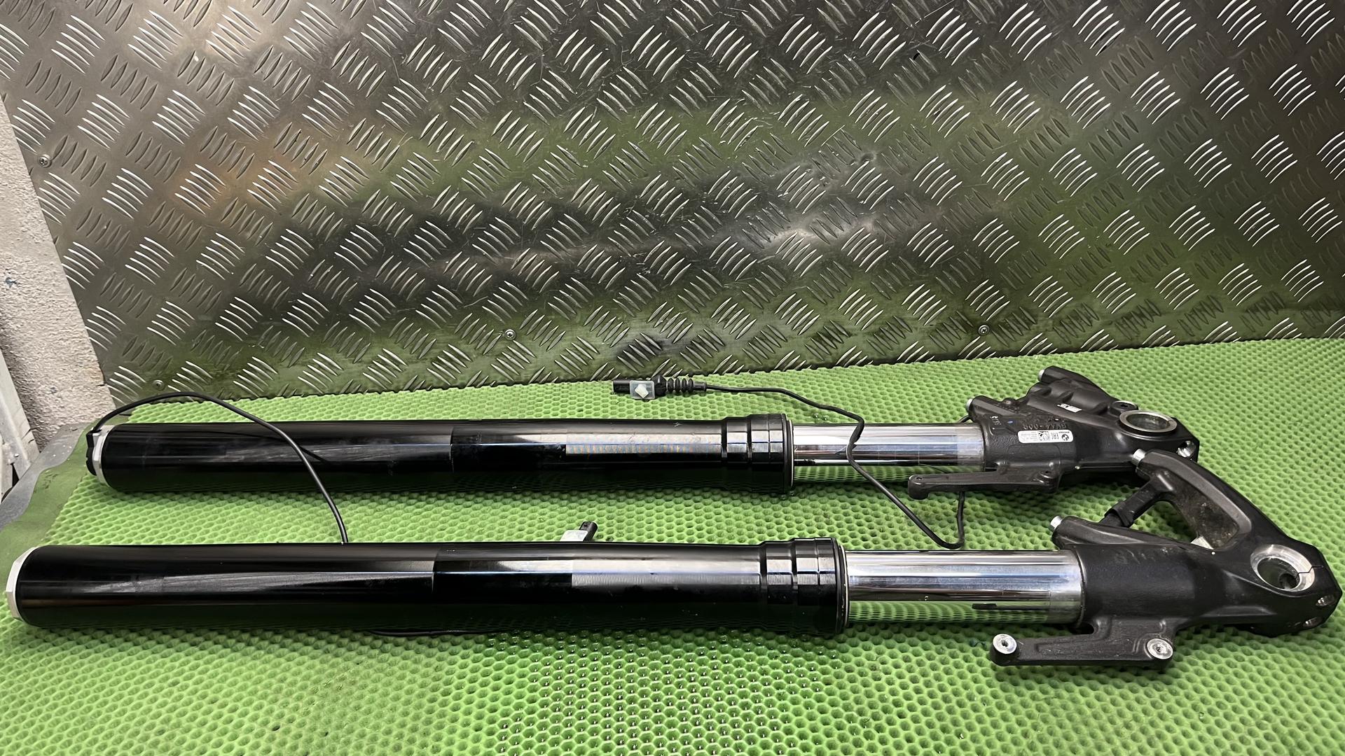 Вилка в сборе черная R1300RS (KA5) 