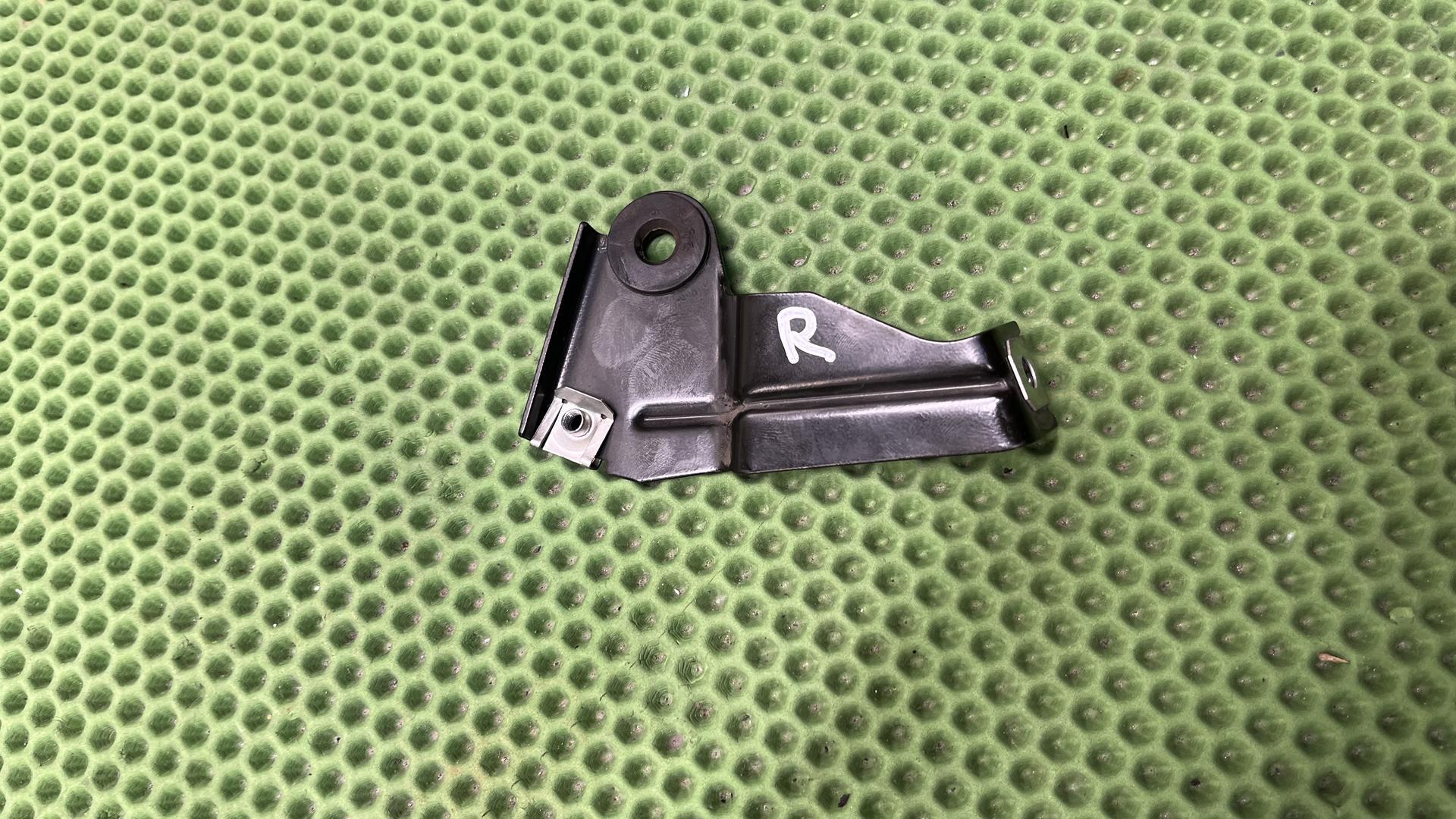 Кроншейн бокового пластика K25 рест  правый 46637705998