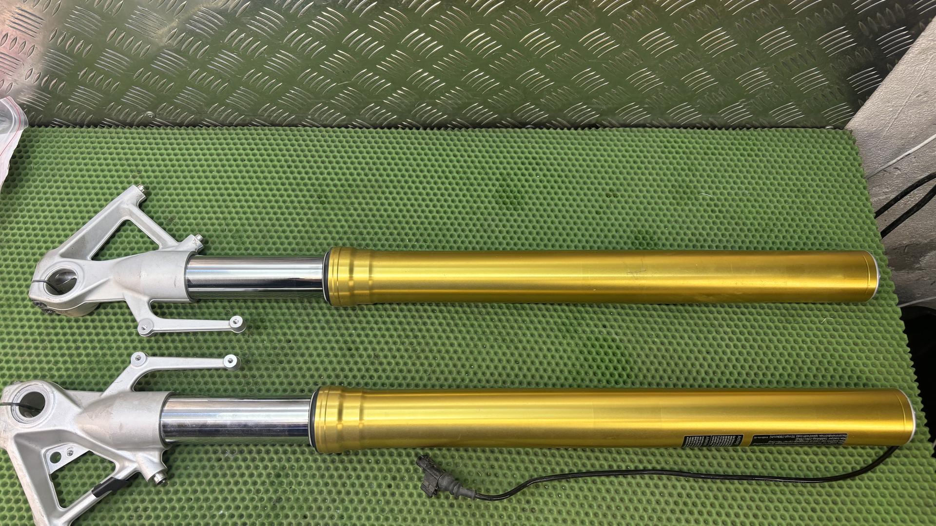 Вилка  R1200\1250RS золотая в сборе 