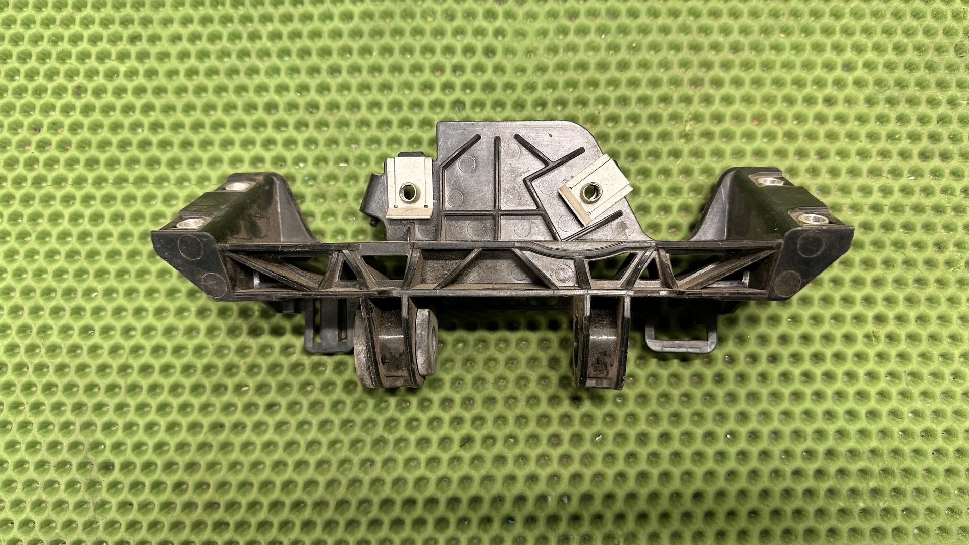 Кронштейн топливного бака 16118540895