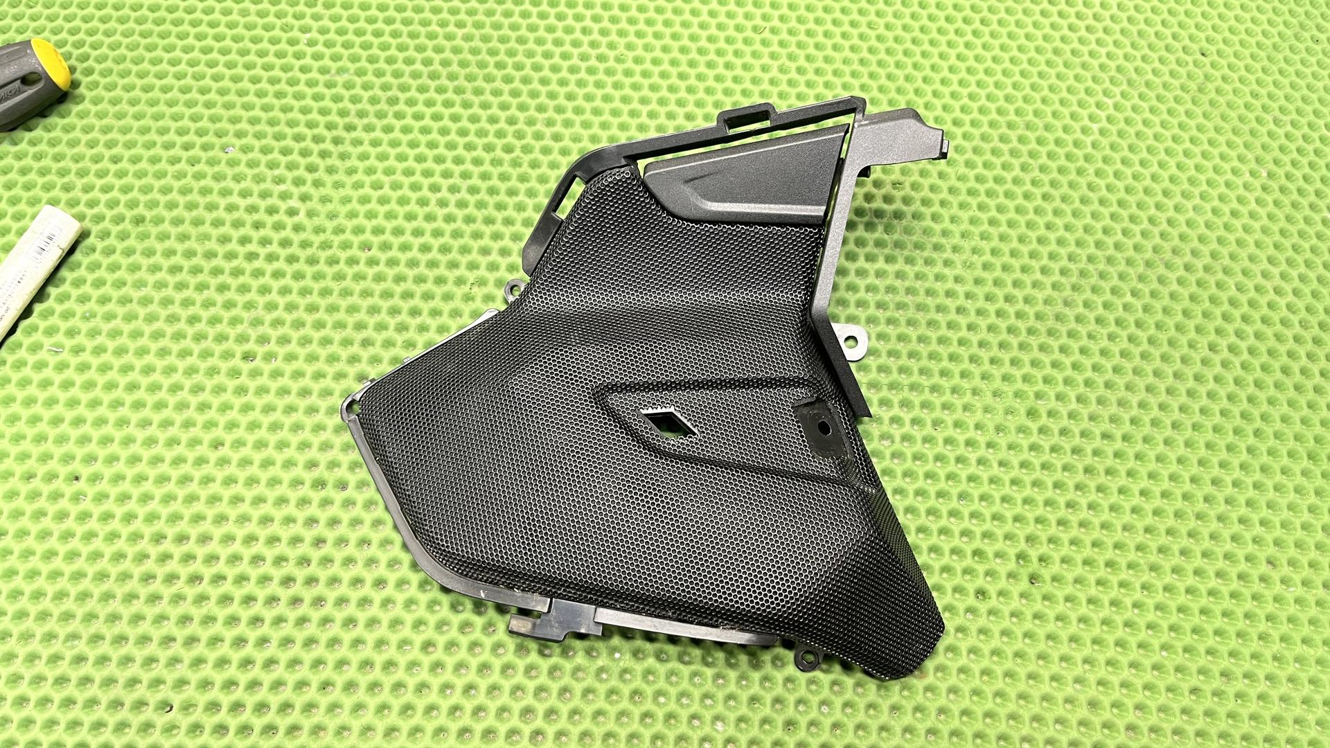 Накладка динамика левая K1600GT/GTL/B рест. (с 2022 г.) 46637923473