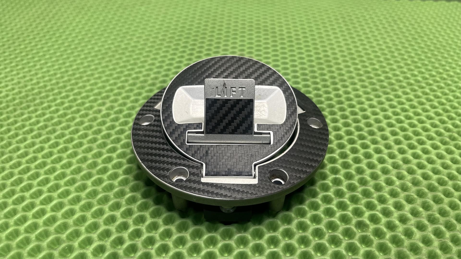 запорный механизм топливного бака 16117706777