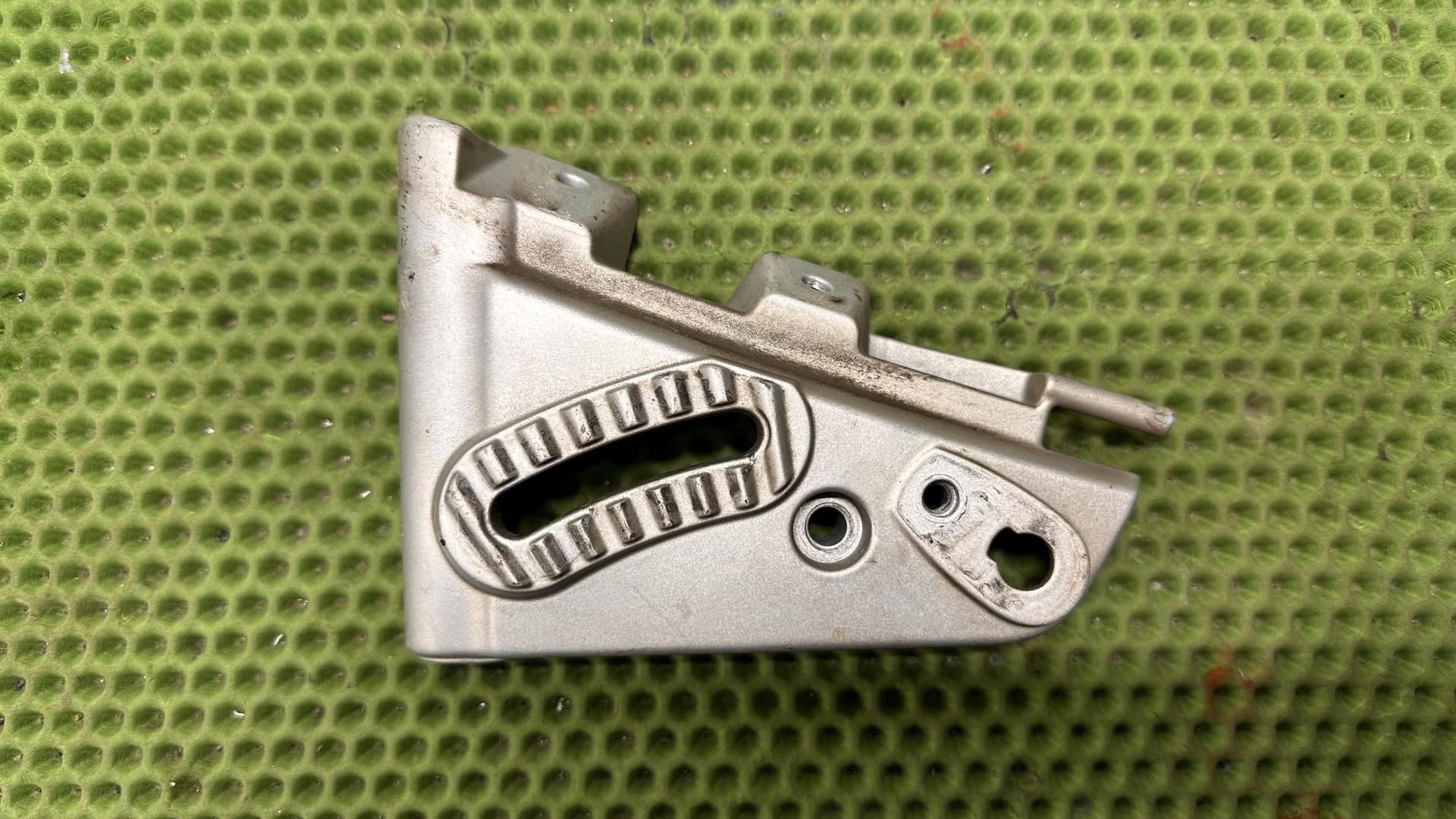 Основание кронштейна фары левое R1200GS/GSA K25 