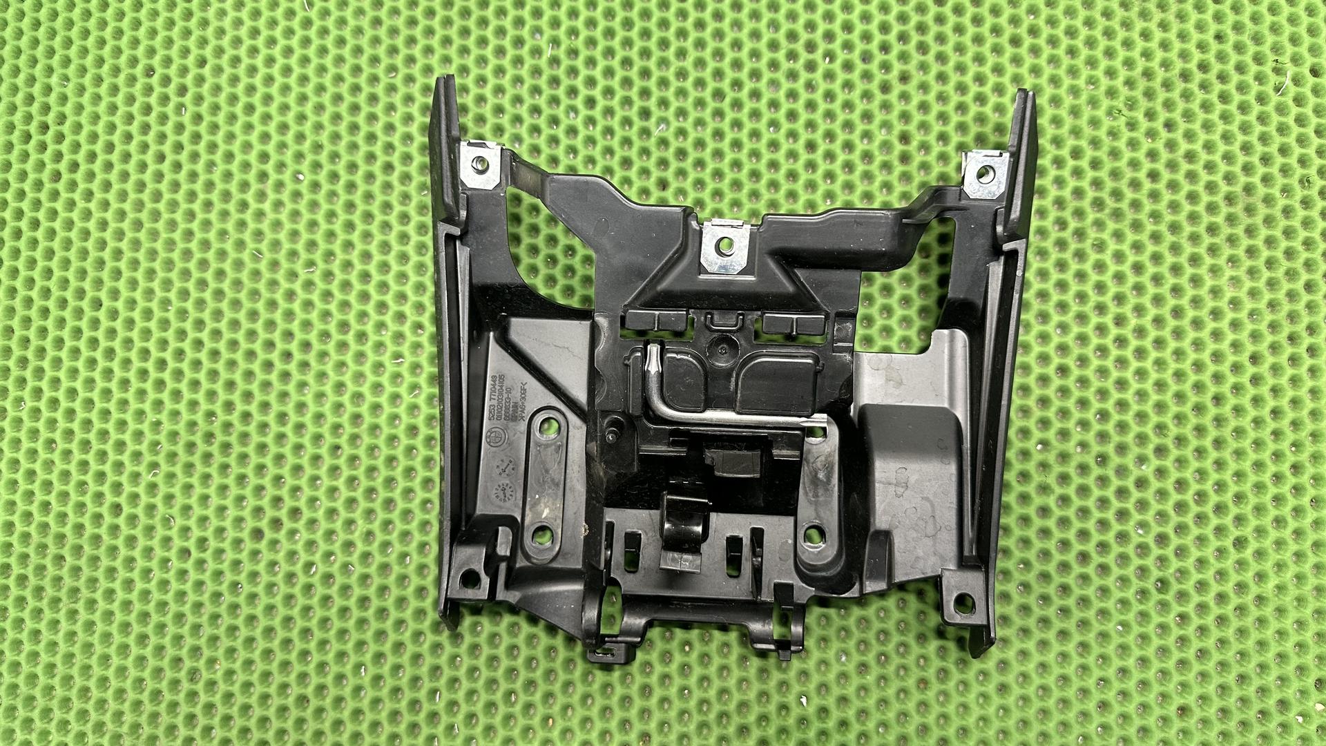 Кронштейн сиденья K1600GT/GTL дорест. (11-17) 52537710449