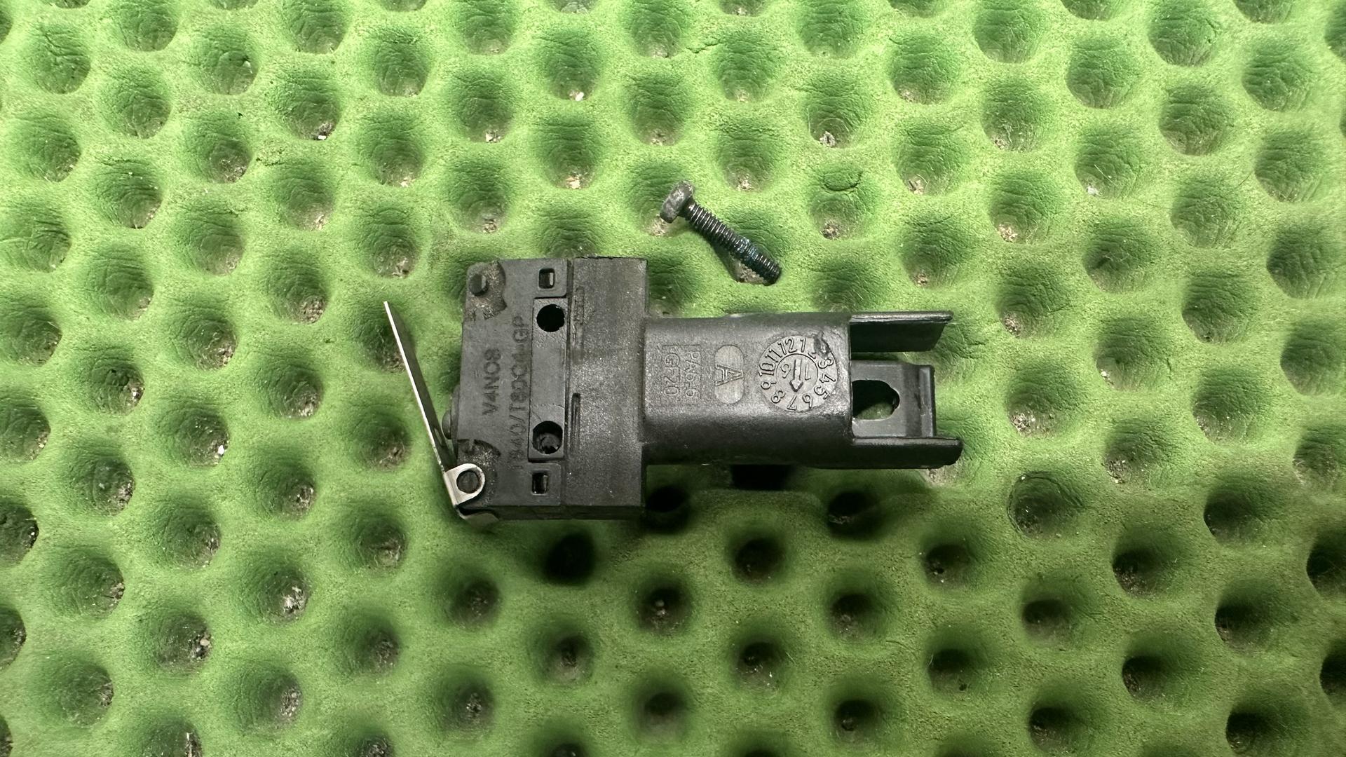 Выключатель стоп-сигналов ножн.тормоза 61318562126