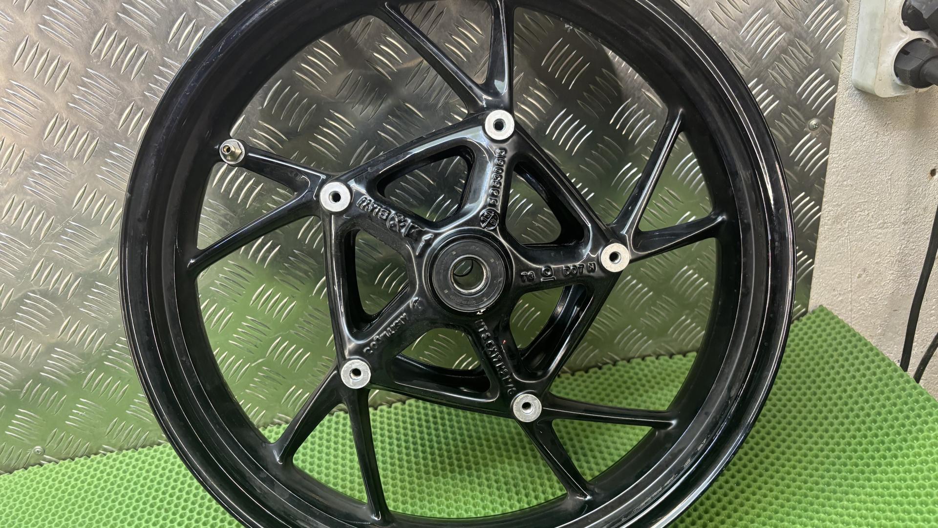 Литой диск черный передний 36318550395