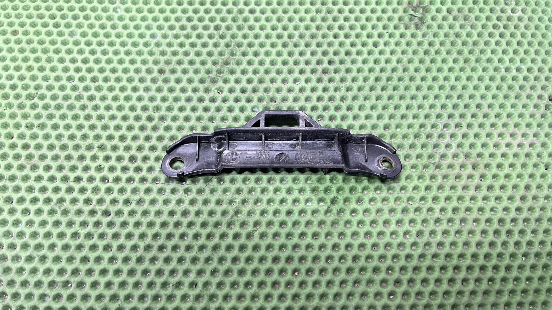 Кронштейн сиденья водителя 52538569810