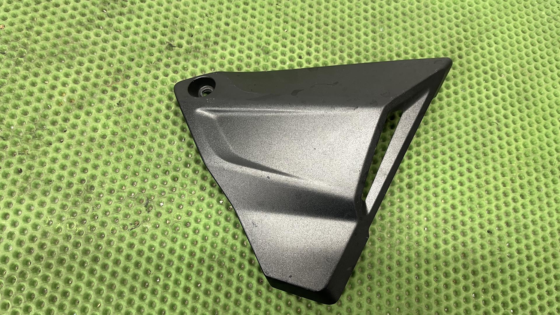 Накладка АКБ П 46638523156