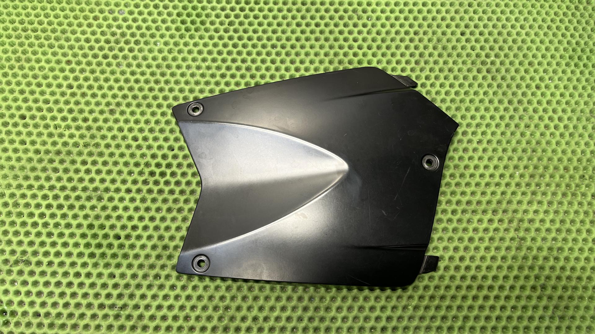 Накладка аккумуляторной батареи 46637686668