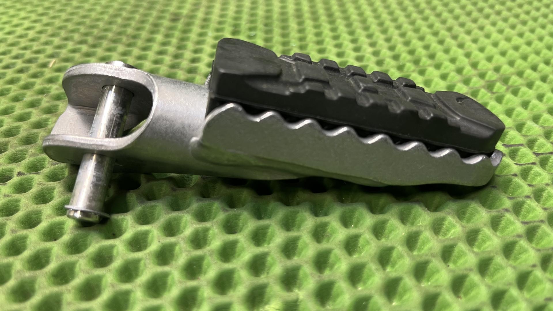 Подножка водителя правая R 1300 GS 46715a76026