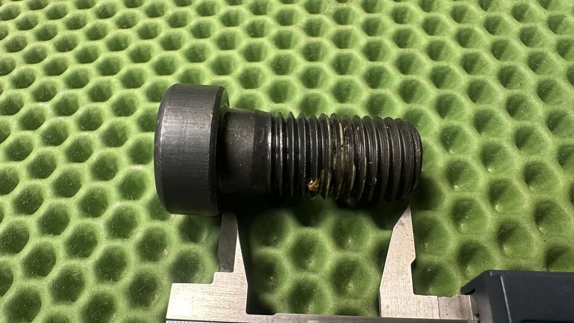 Болт крепления генератора M16X35 F650/700/800xx K79-75 11117704757