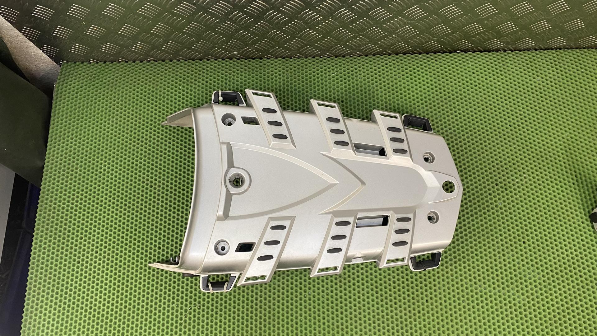 Деталь заднего кронштейна, одночастная 46547698454