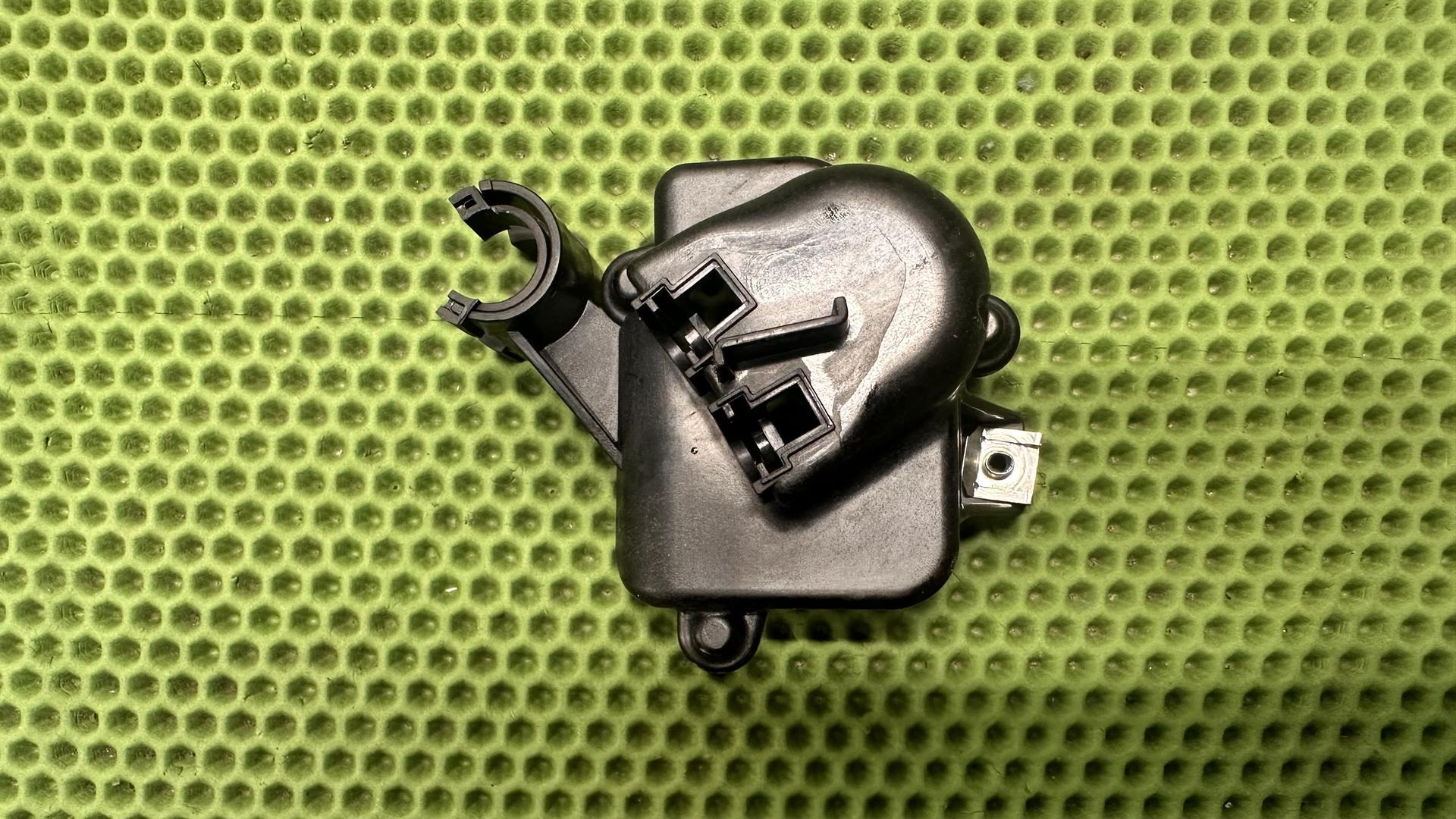 Держатель привода заслонки EXUP R1300GS/GSA/RT/R/RS KA1-5 18511541105