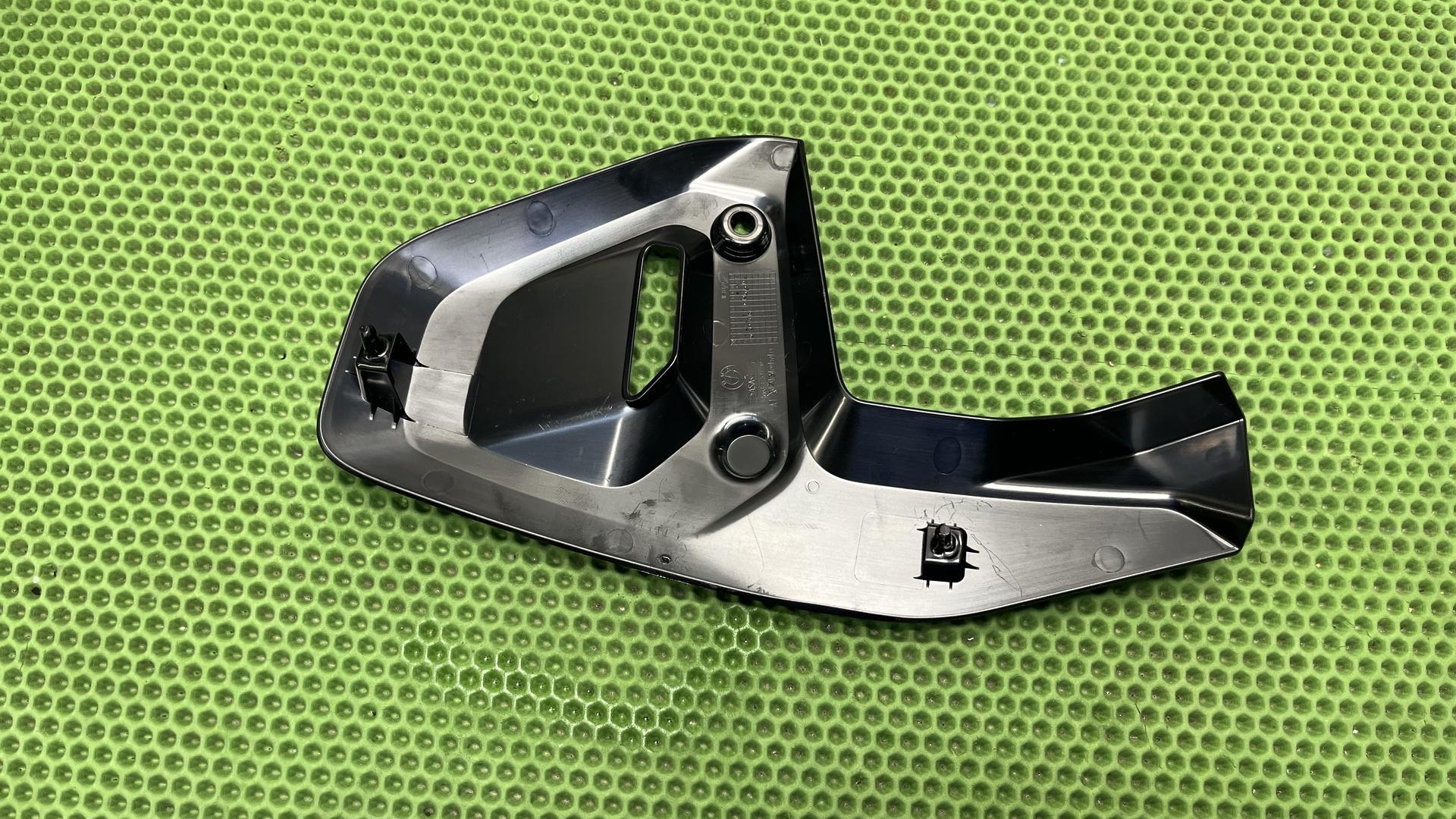 Накладка левая R1300GS/GSA/R/RS KA1-2/4-5 46631541497