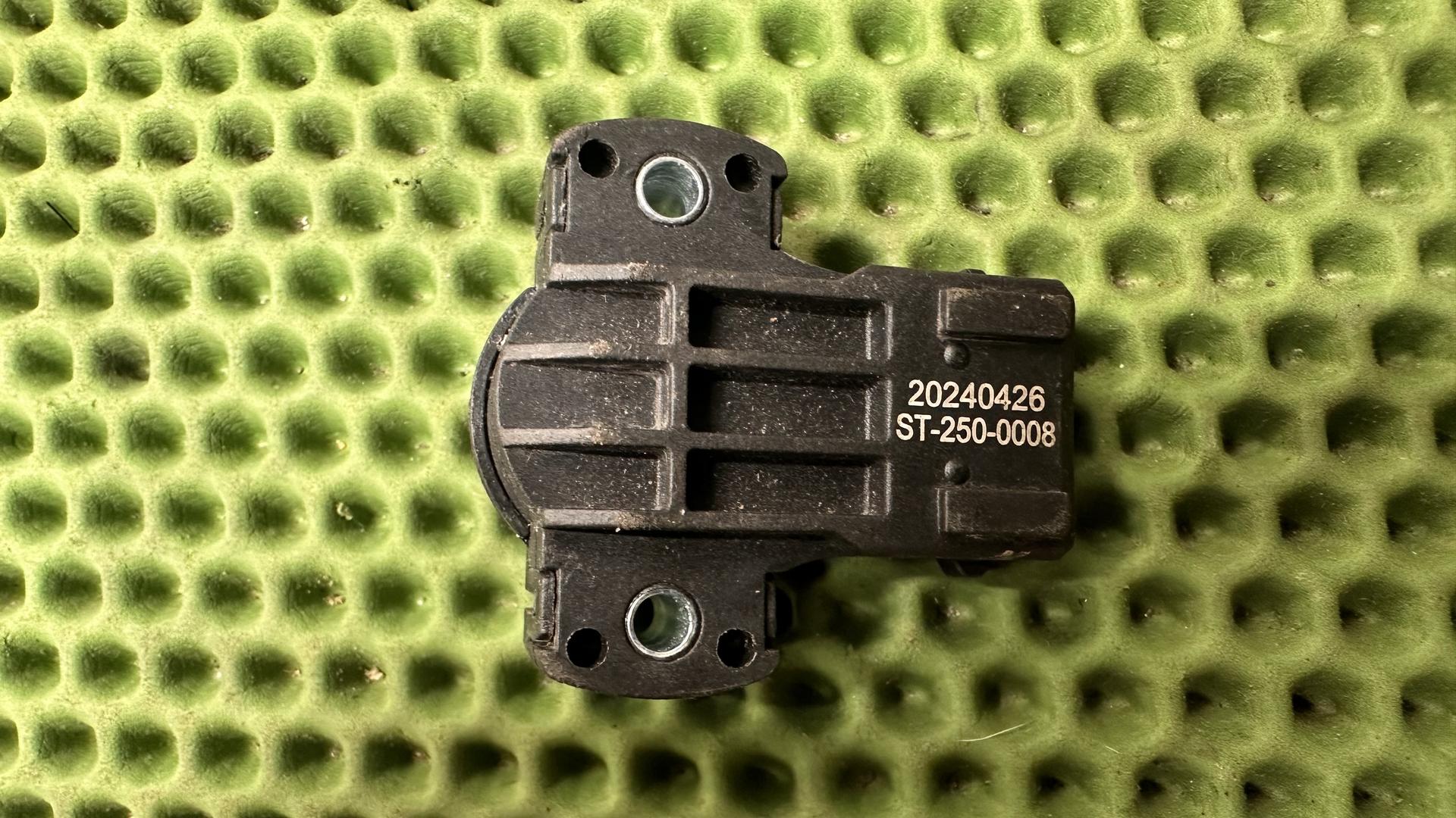 Датчик положения дроссельной заслонки 13631726591