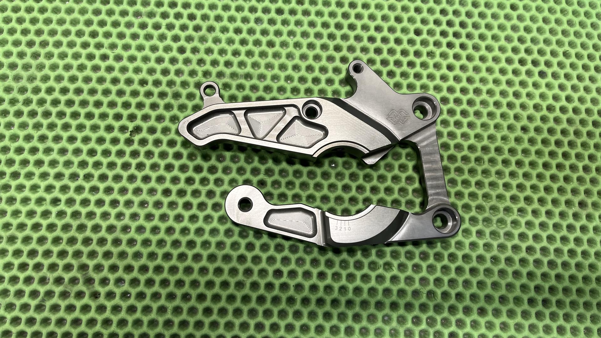 Кронштейн правой подножки HP 8526437