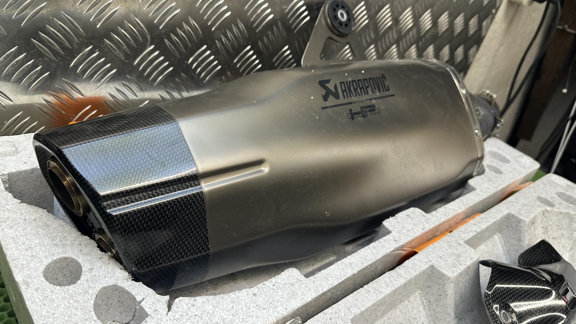 Enjoy PARTS | HP спортивный глушитель Akrapovic 18518404522