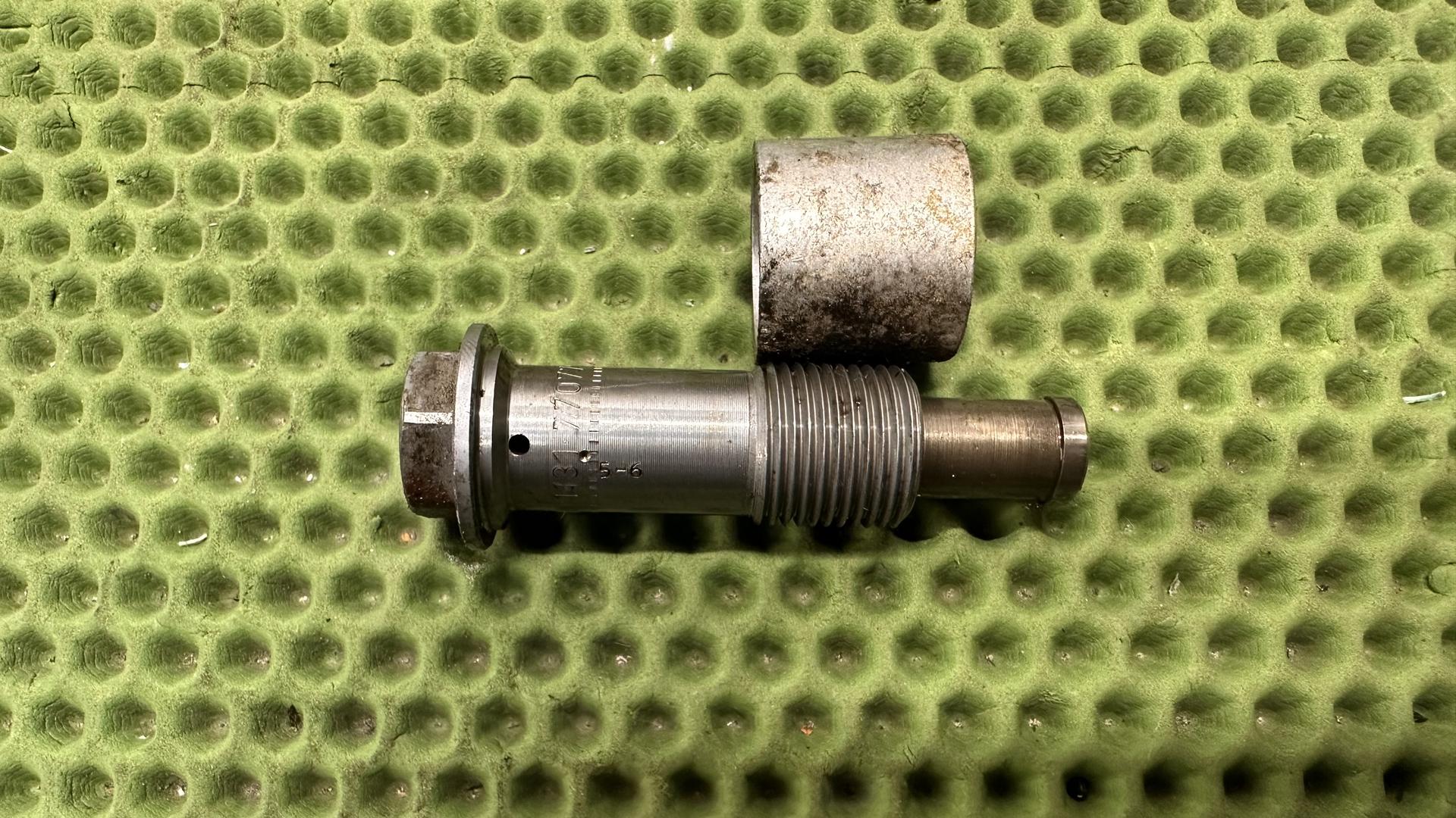 Натяжитель цепи правый 11317707798